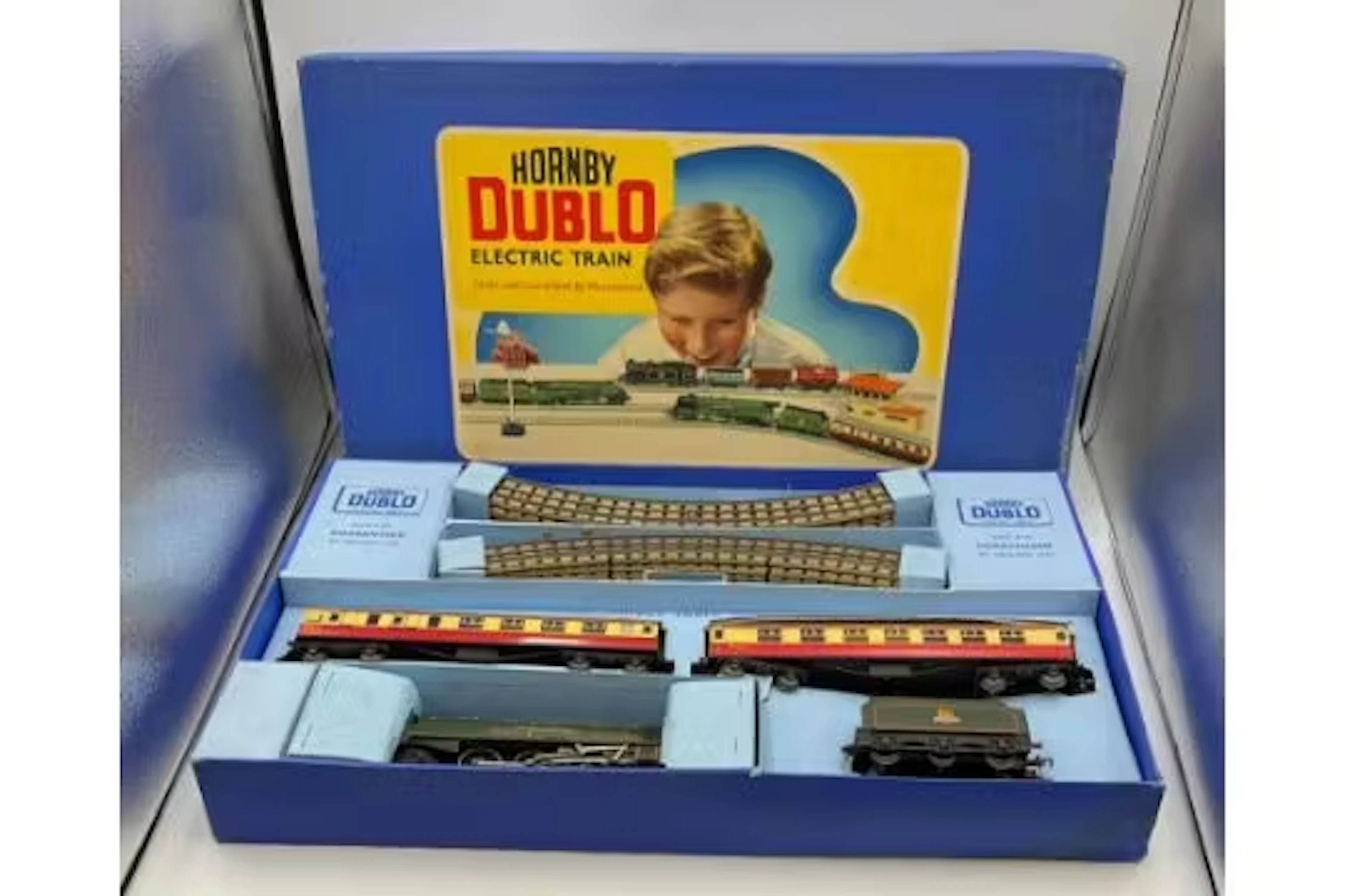 EDP12 Hornby-Dublo ‘Duchess of Montrose’ Passenger set comprising