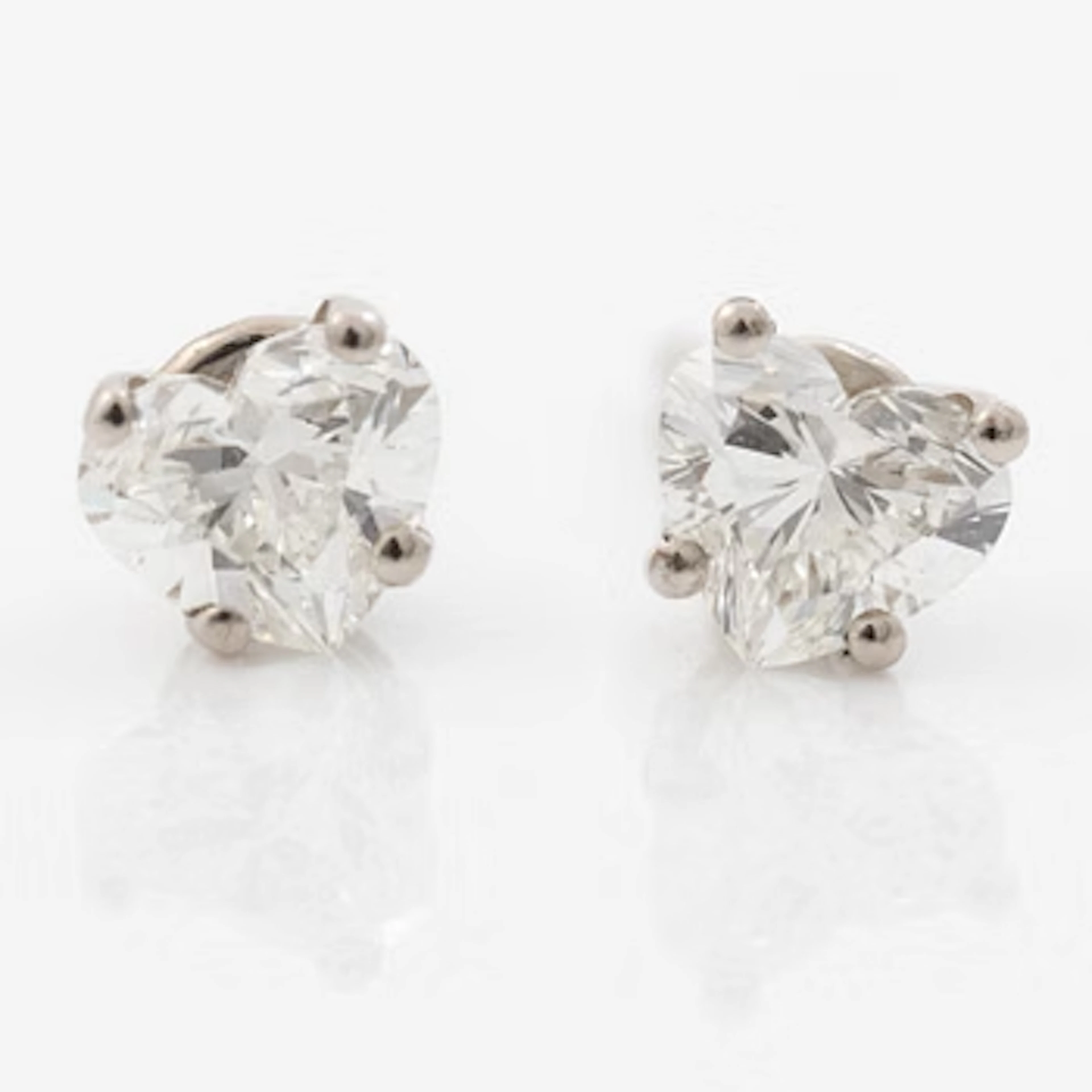 Earrings, a pair, 18K white gold with heart-shaped diamonds, accompanied