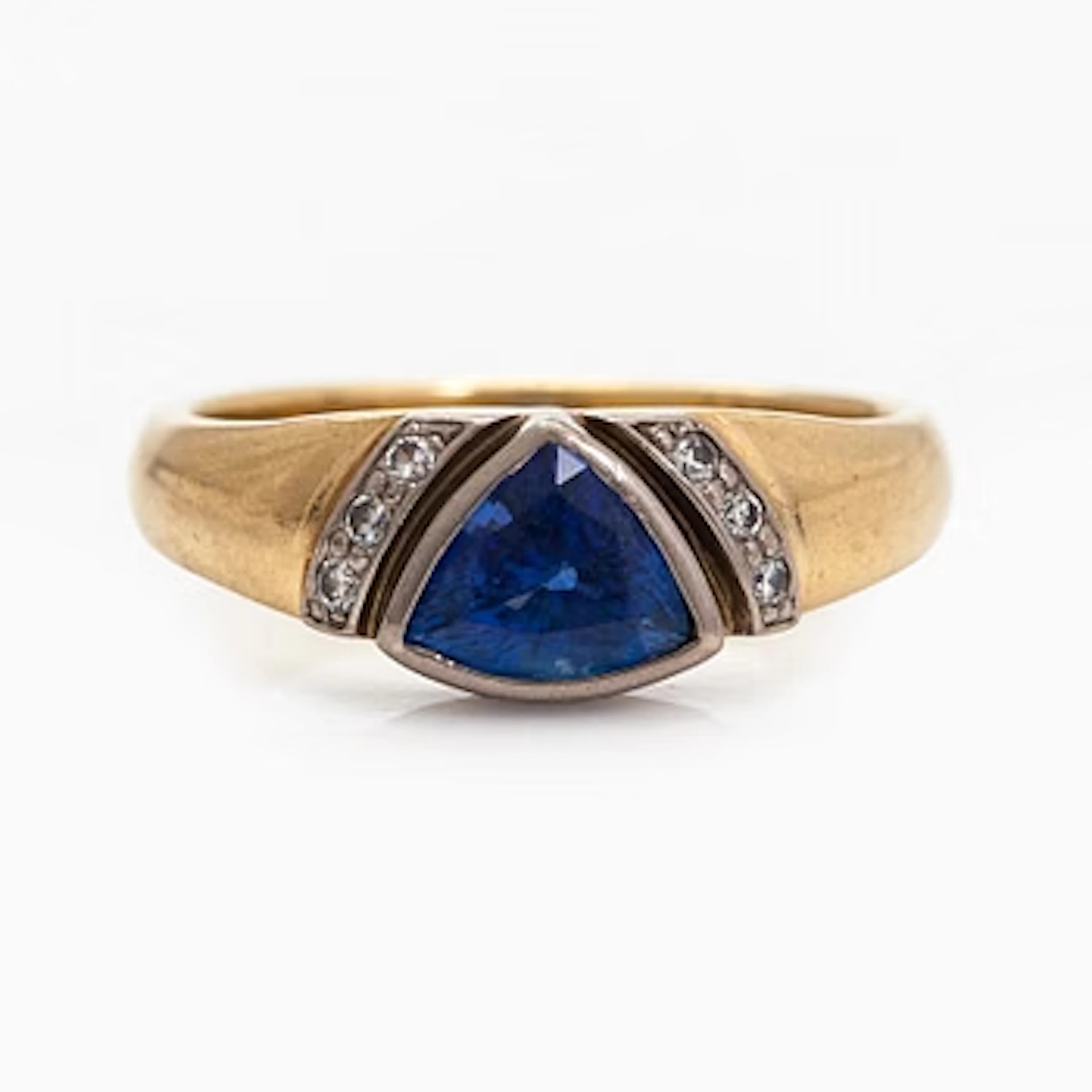 Ring, faceted sapphire, diamonds, 18K gold, H. Tuomaala, Finland 2001.