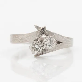 Ring 18K white gold with two brilliant-cut diamonds.