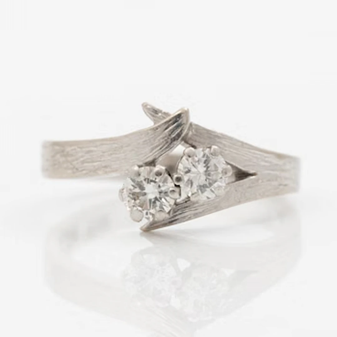 Ring 18K white gold with two brilliant-cut diamonds.