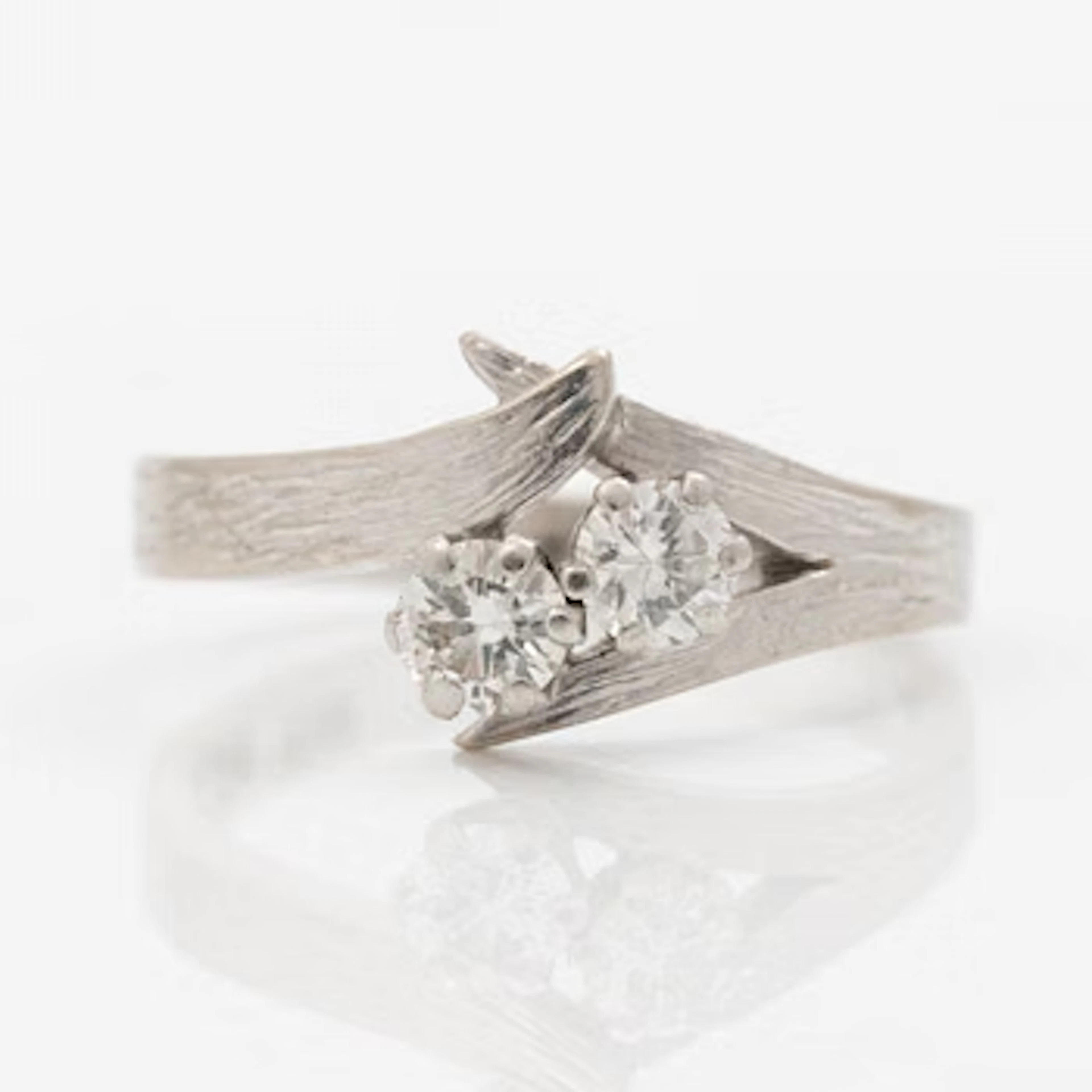 Ring 18K white gold with two brilliant-cut diamonds.
