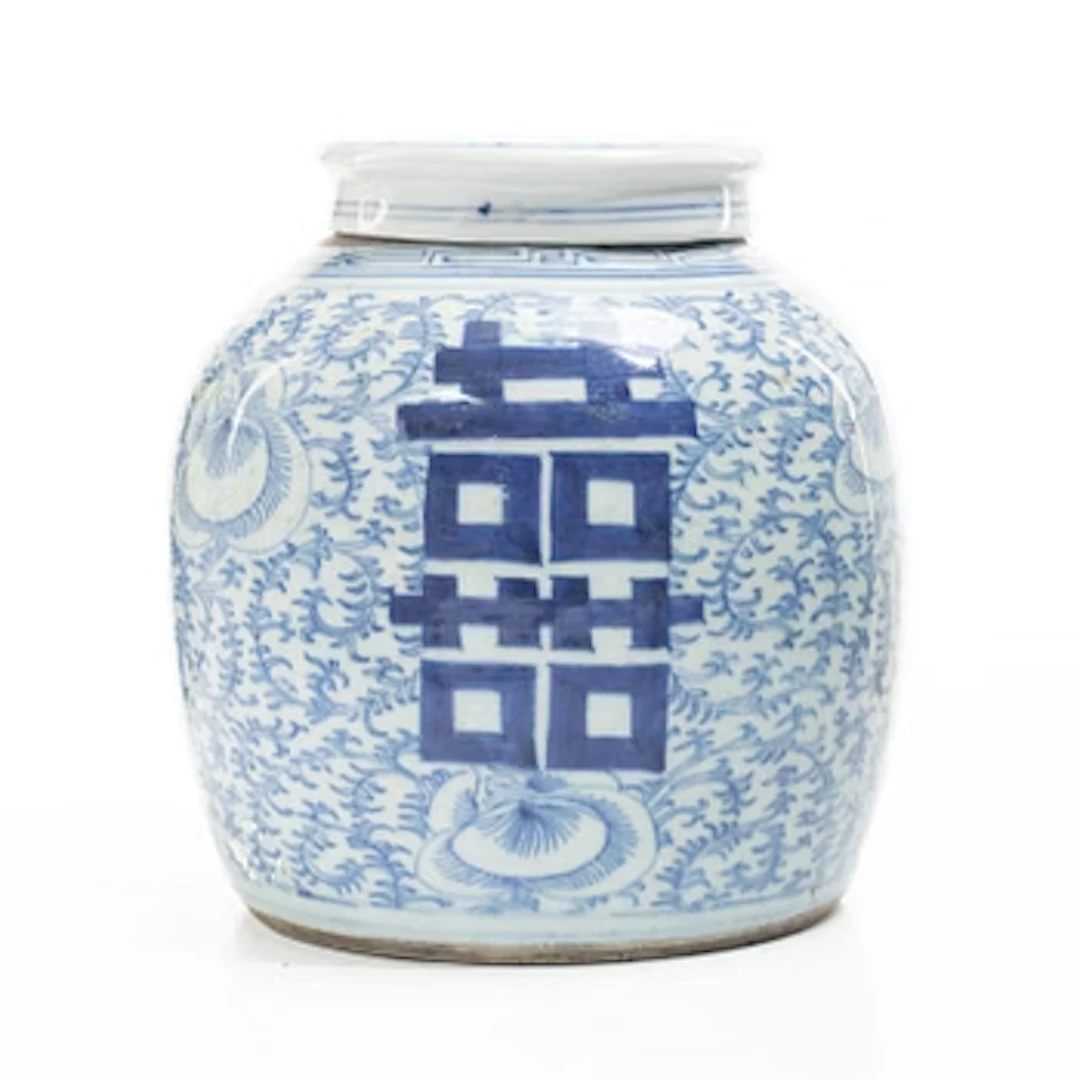 A Chinese blue and white porcelain jar with cover, late Qing dynasty.