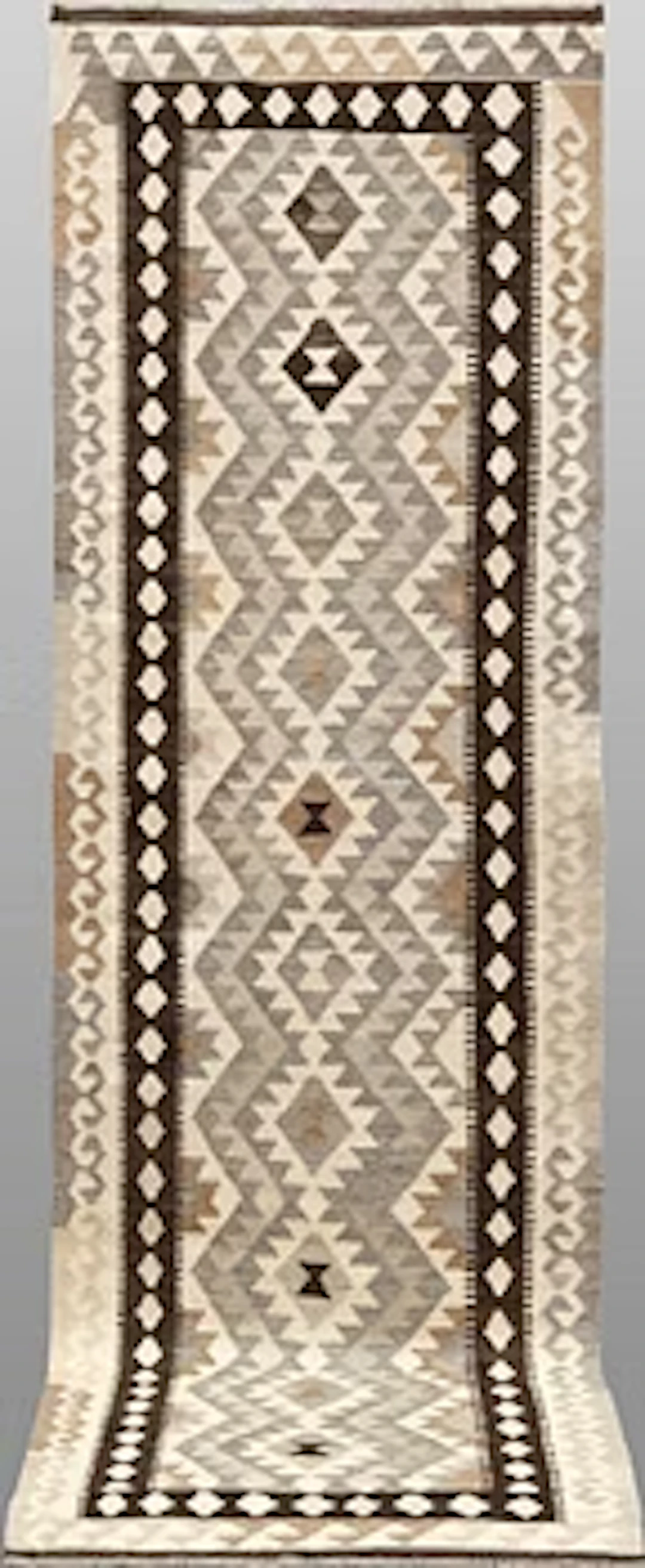 A Kelim runner carpet, 302 x 88 cm.