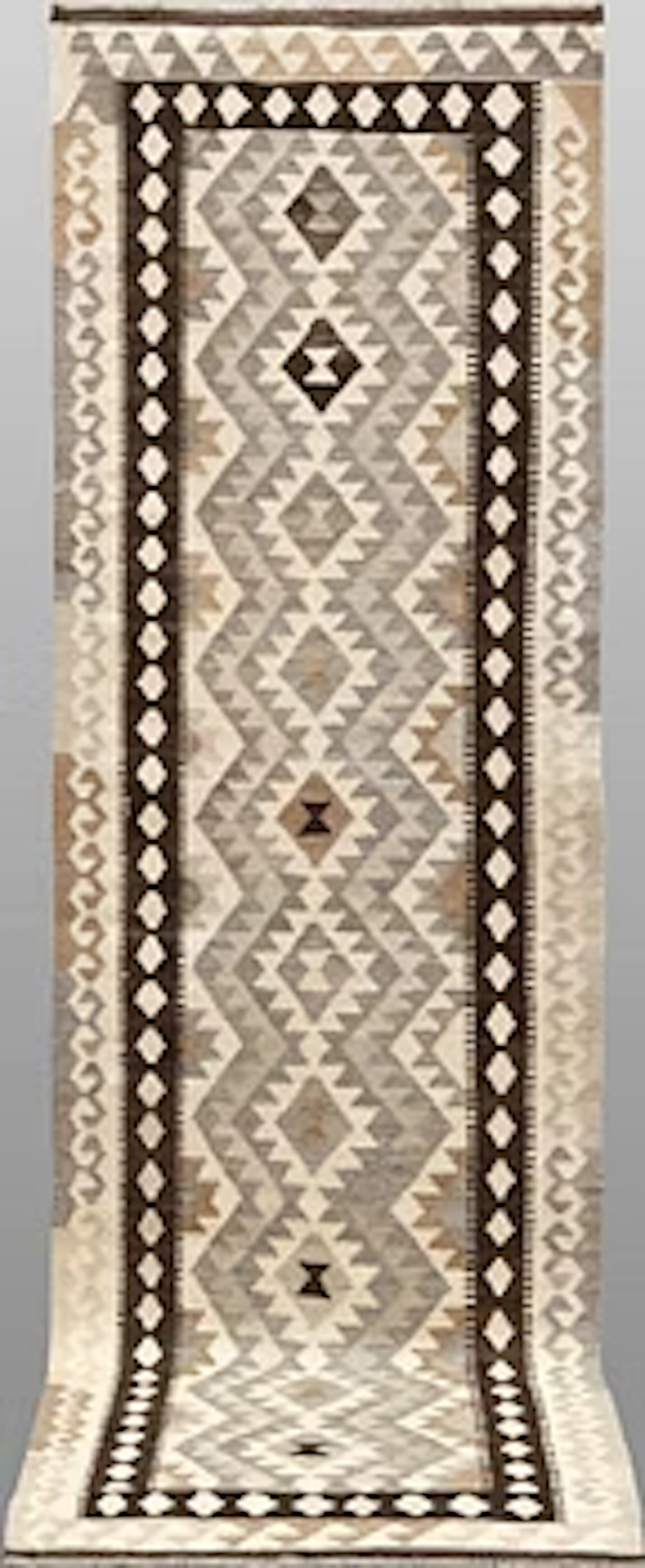 A Kelim runner carpet, 302 x 88 cm.