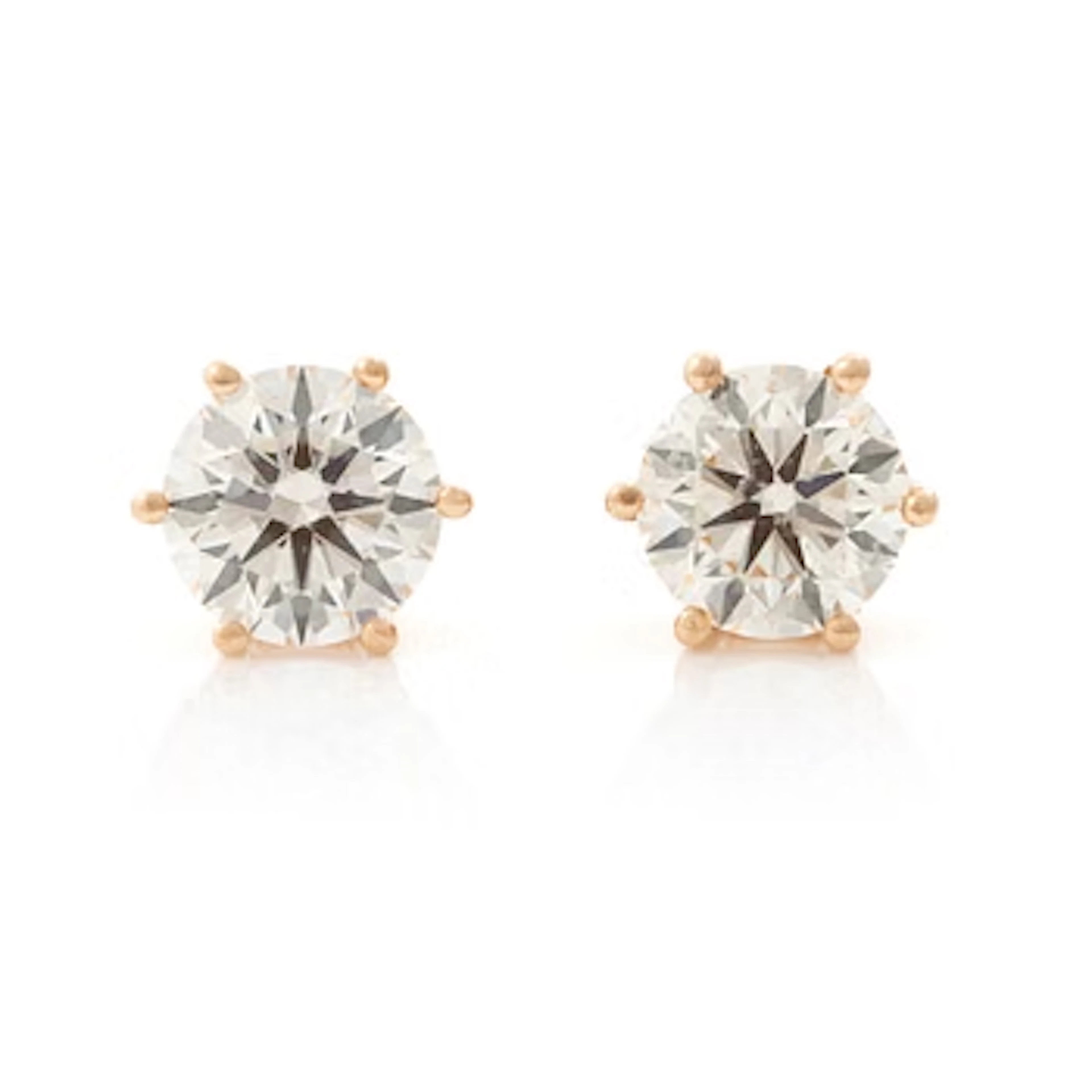 A pair of earrings in 18K gold set with round brilliant-cut diamonds.
