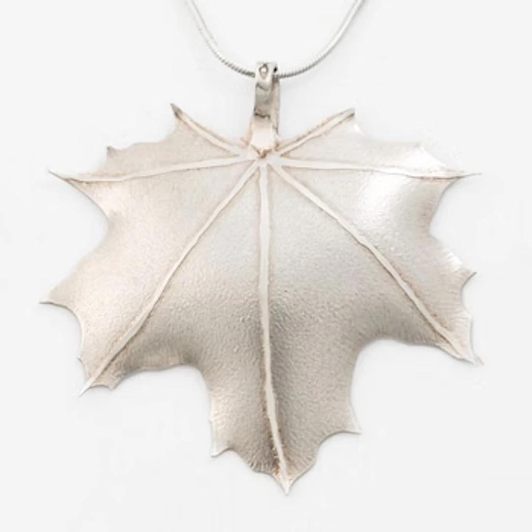 Caroline Lindholm, Pendant with chain, silver, in the form of maple leave.