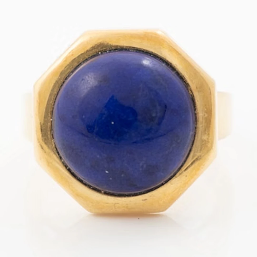 18K gold ring with lapis lazuli.