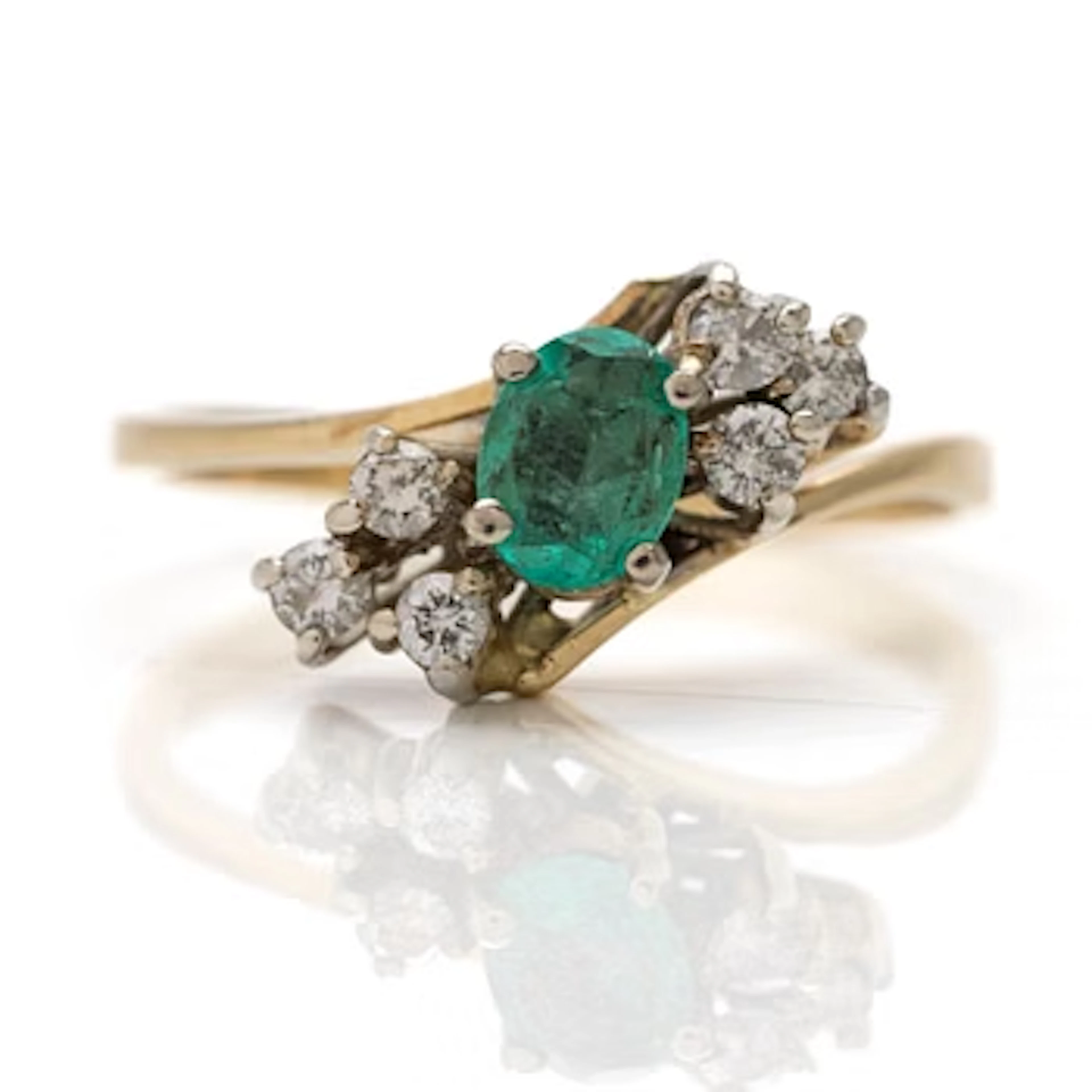 18K gold ring with emerald and diamonds.