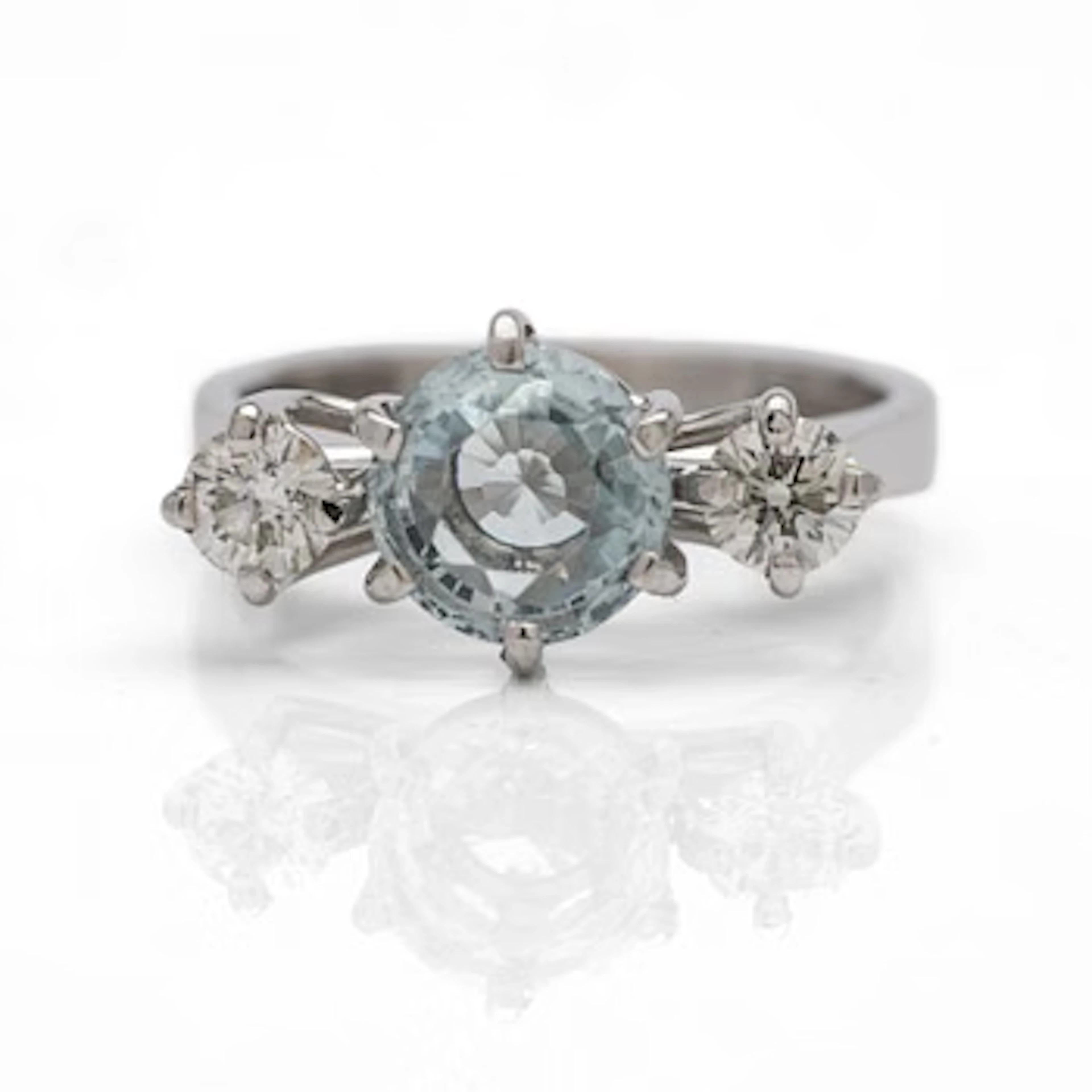 18K white gold ring with aquamarine and diamonds.