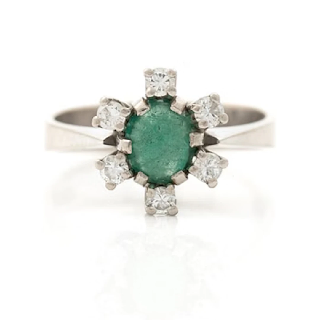 18K white gold ring with a cabochon-cut emerald and round brilliant-cut