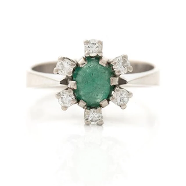 18K white gold ring with a cabochon-cut emerald and round brilliant-cut