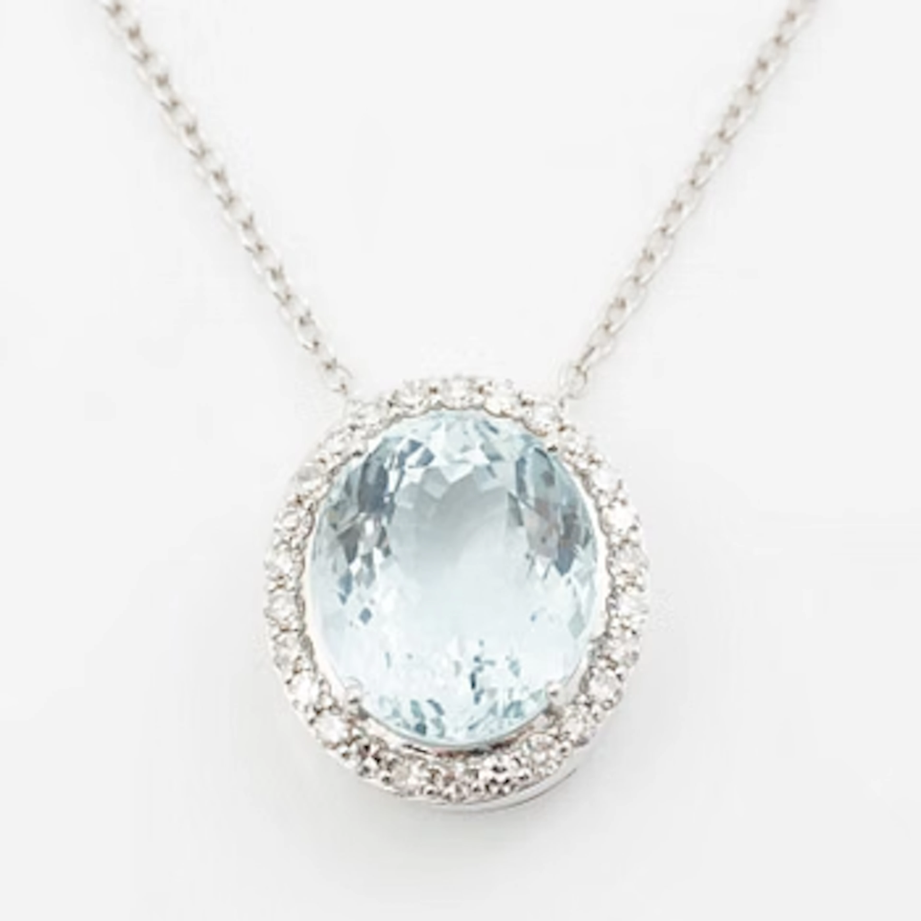 Necklace 18K white gold with oval aquamarine and brilliant-cut diamonds.