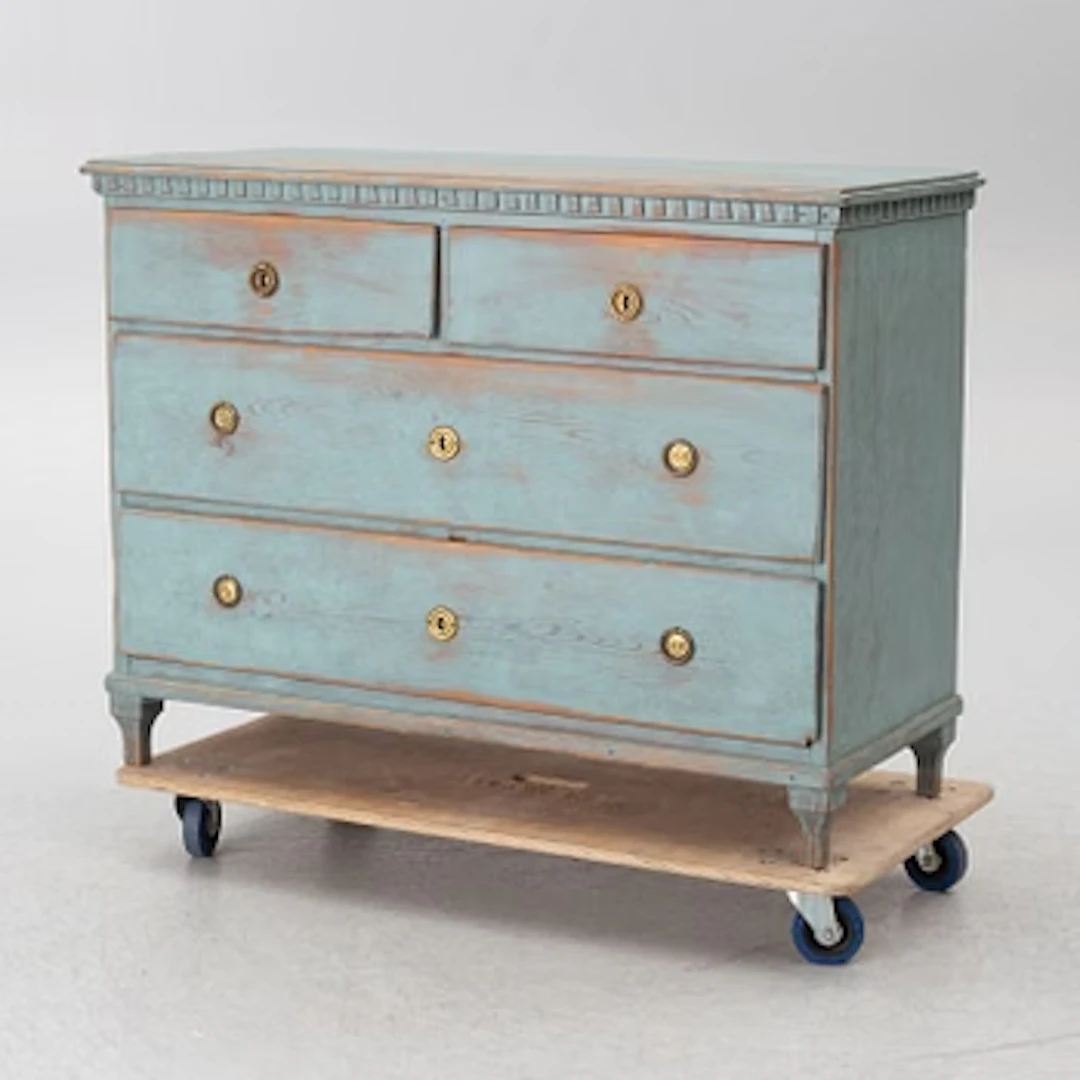 Chest of drawers, early 19th century.