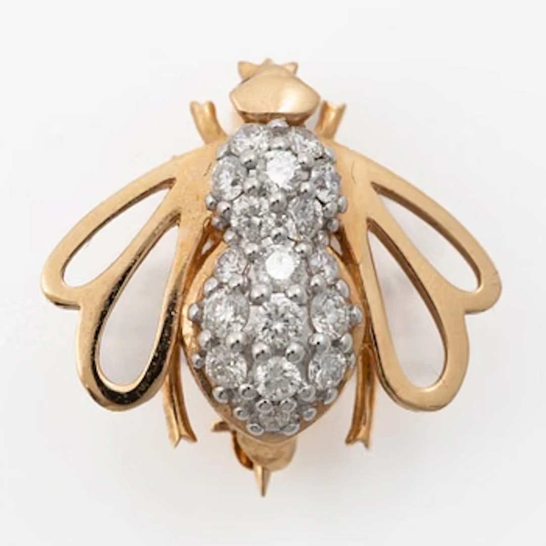 Bee brooch in 18K gold set with round brilliant-cut diamonds.