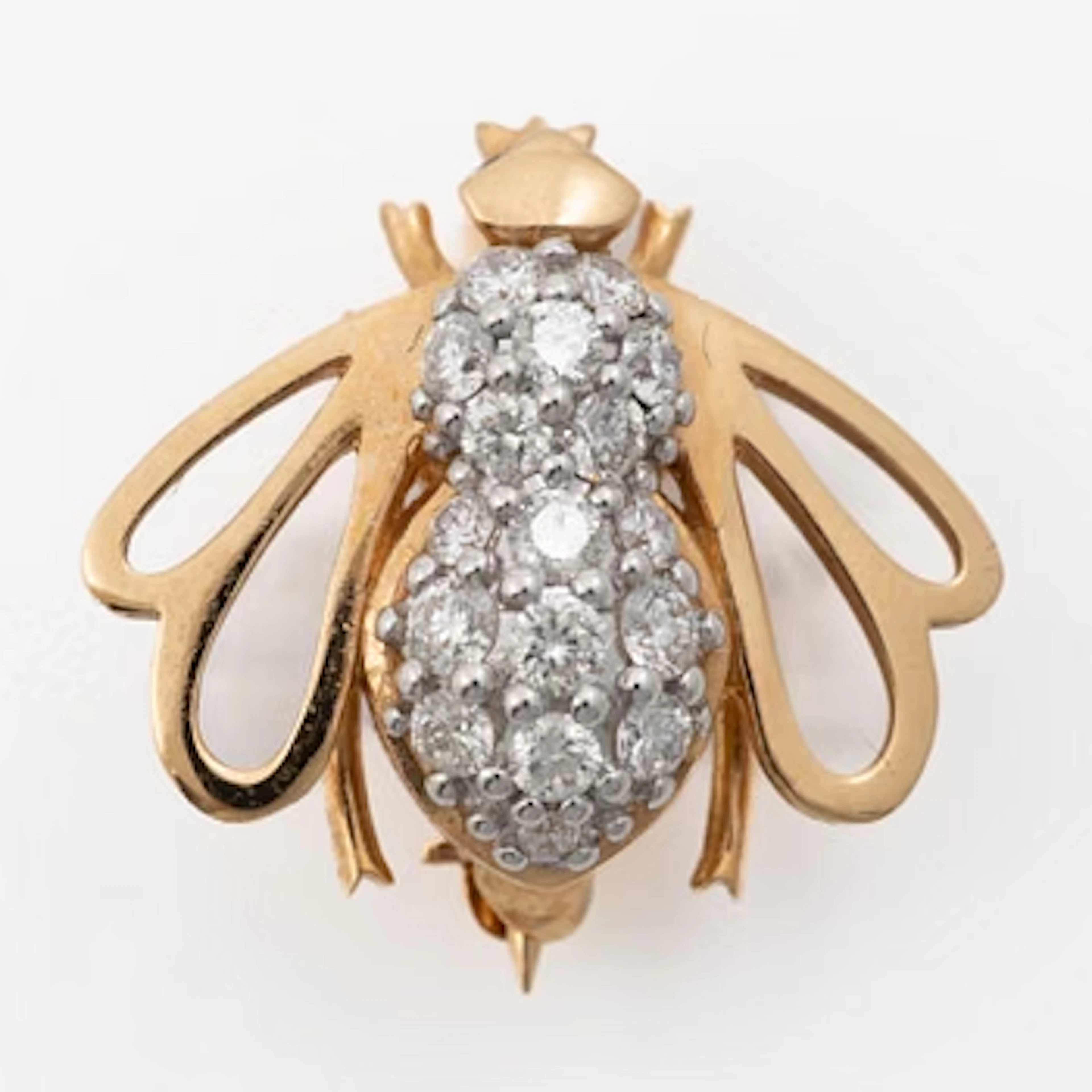 Bee brooch in 18K gold set with round brilliant-cut diamonds.