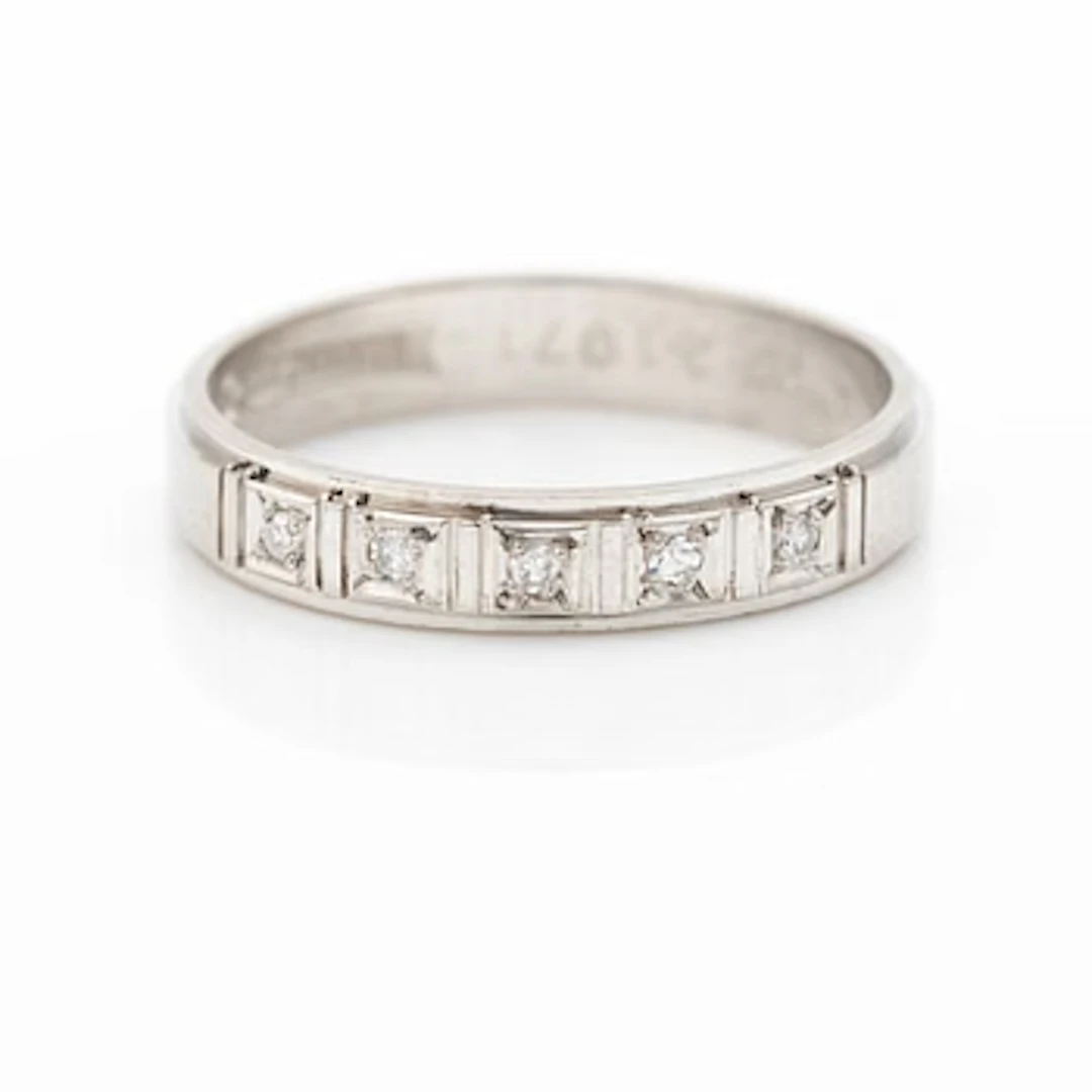 Half-eternity ring, 18K white gold with octagonal-cut diamonds.