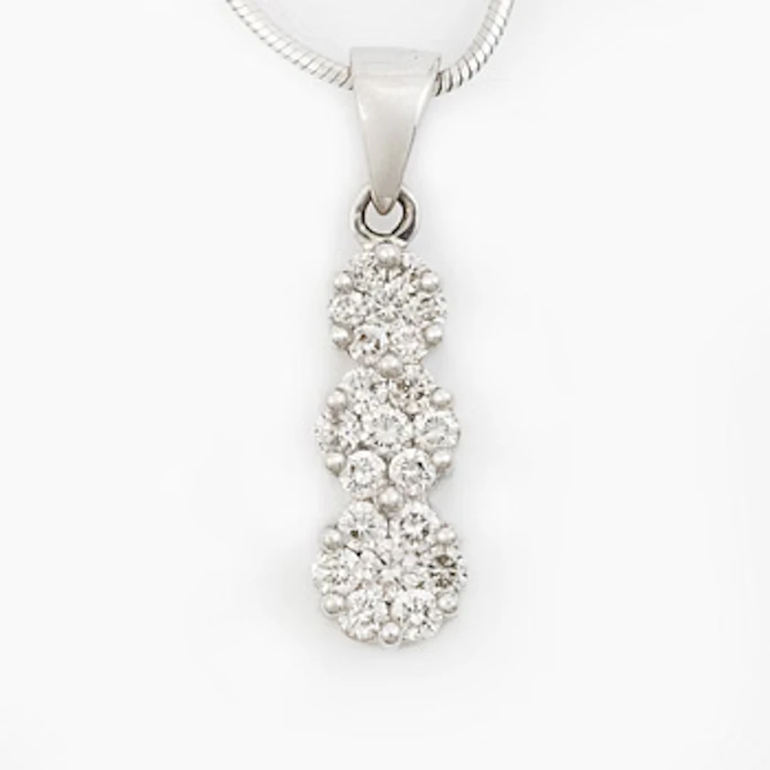 Pendant in 18K white gold set with round brilliant-cut diamonds, with