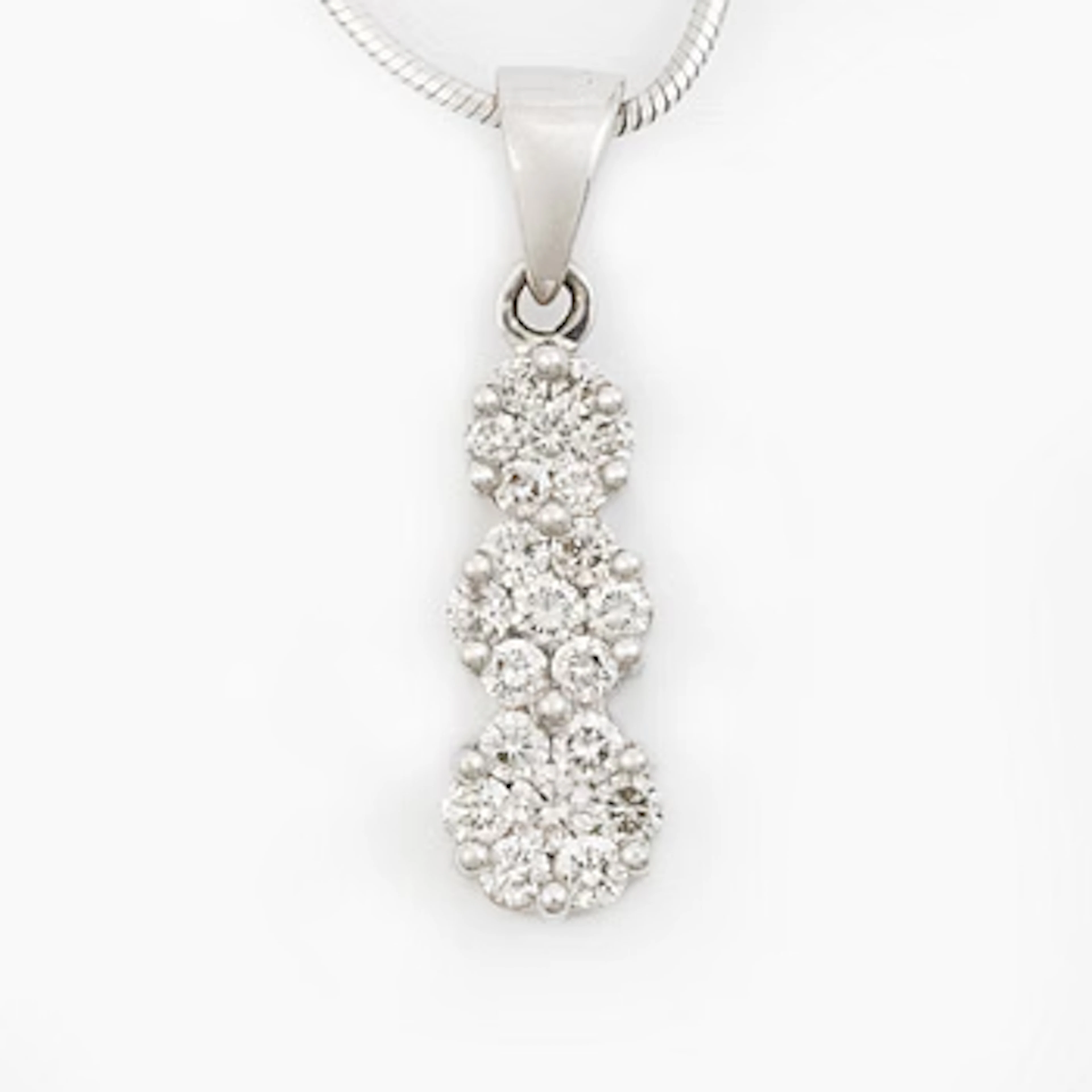 Pendant in 18K white gold set with round brilliant-cut diamonds, with