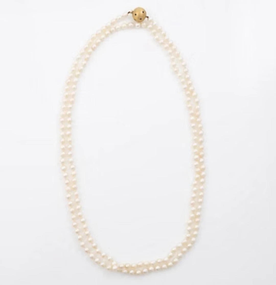 Cultured pearl necklace with an 18K gold clasp set with stones in
