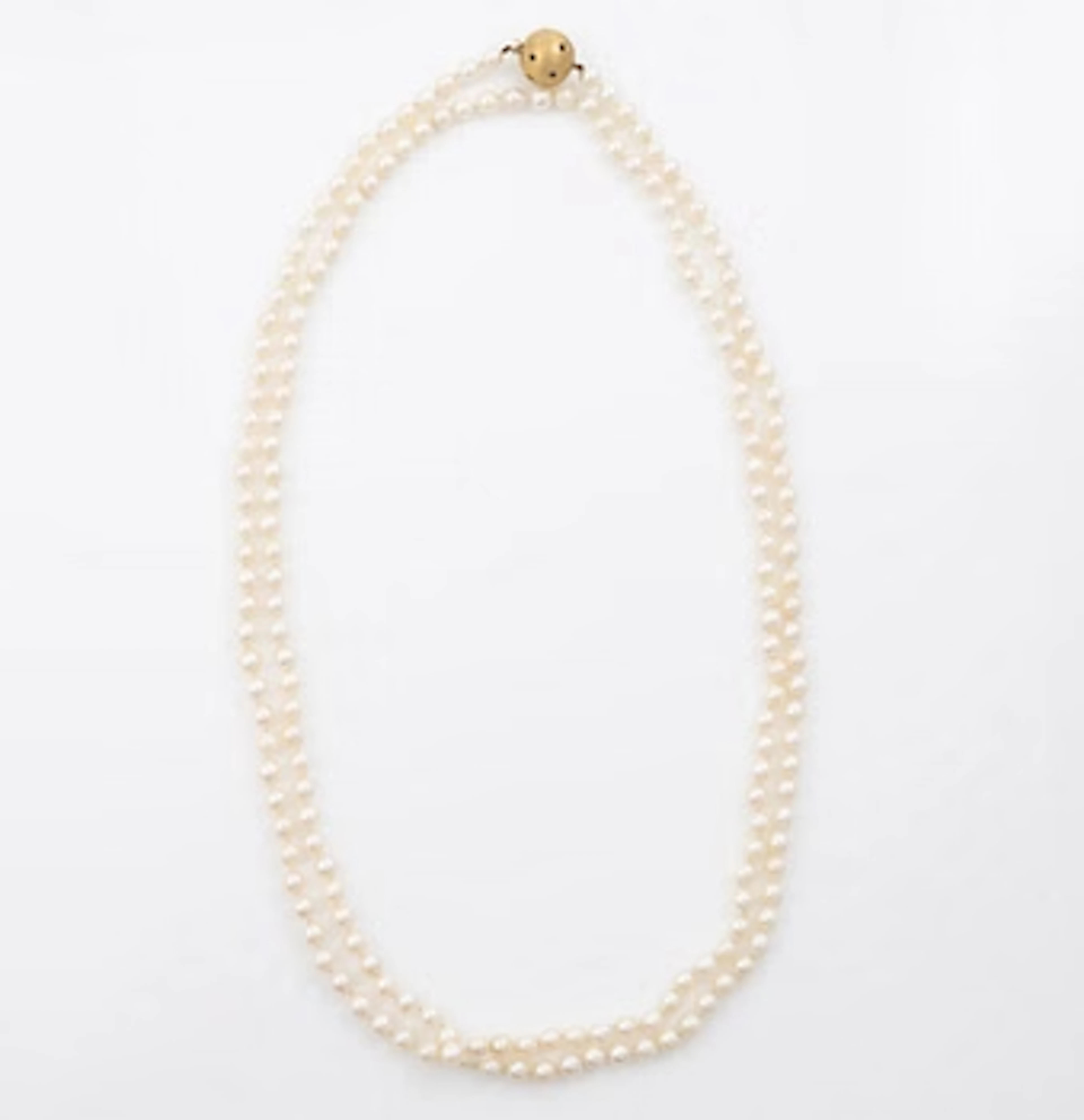 Cultured pearl necklace with an 18K gold clasp set with stones in