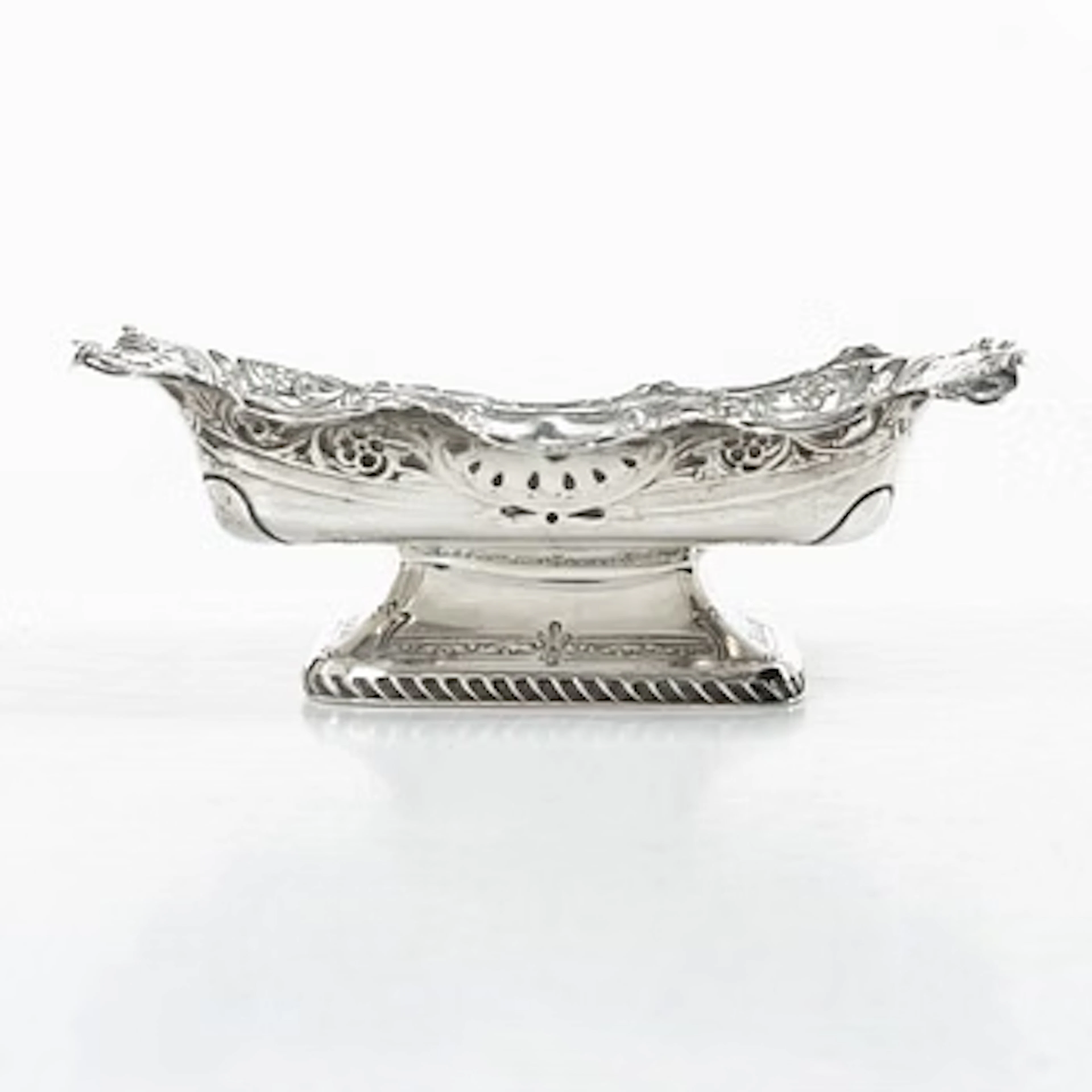 An English silver bowl, mark of John Round & Son Ltd, Sheffield, 1897.