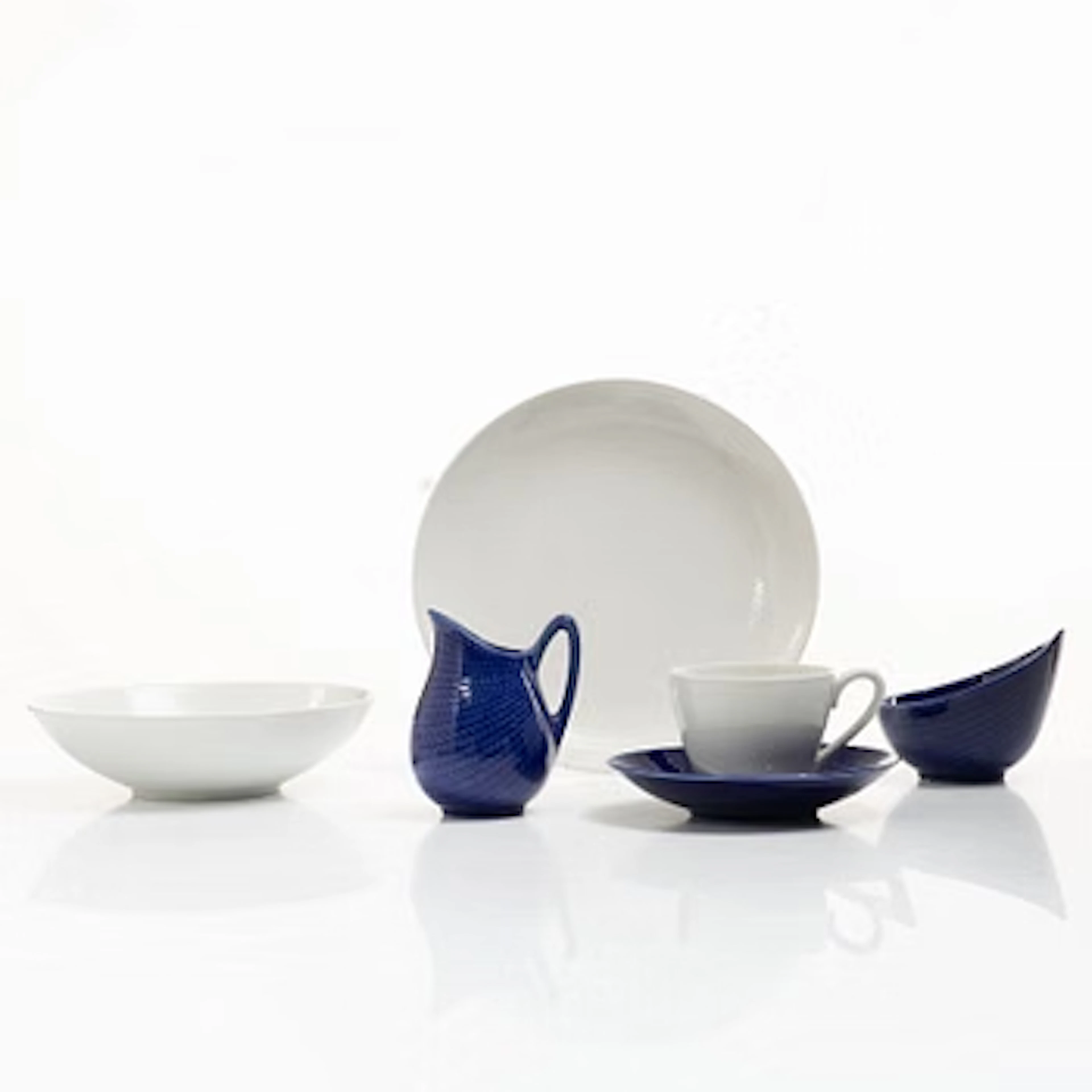 A 37 piece dinner service, "Blå eld", Rörstrand.