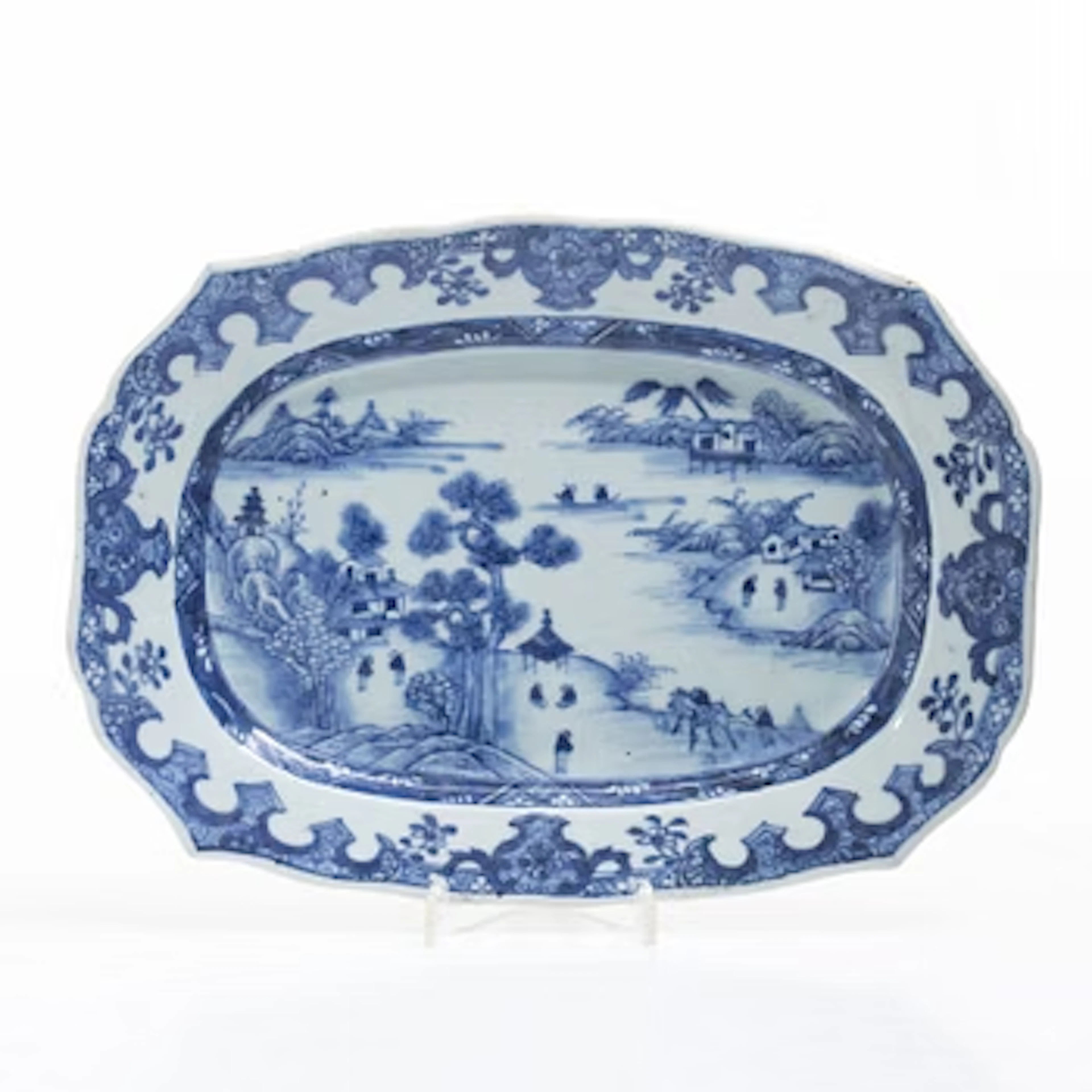A Chinese blue and white export porcelain dish, Qing dynasty, Qianlong