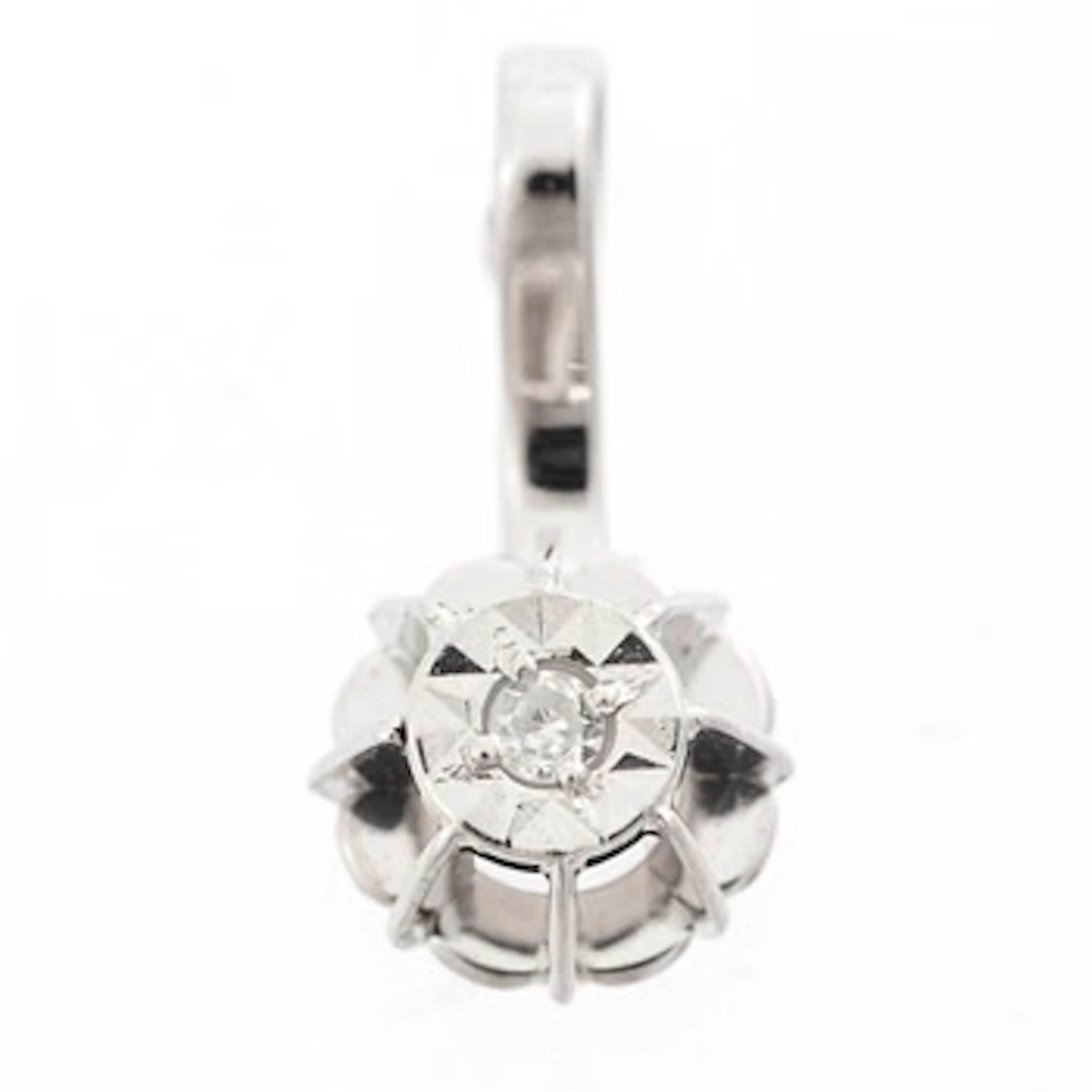 Pendant in 18K white gold with one diamond.