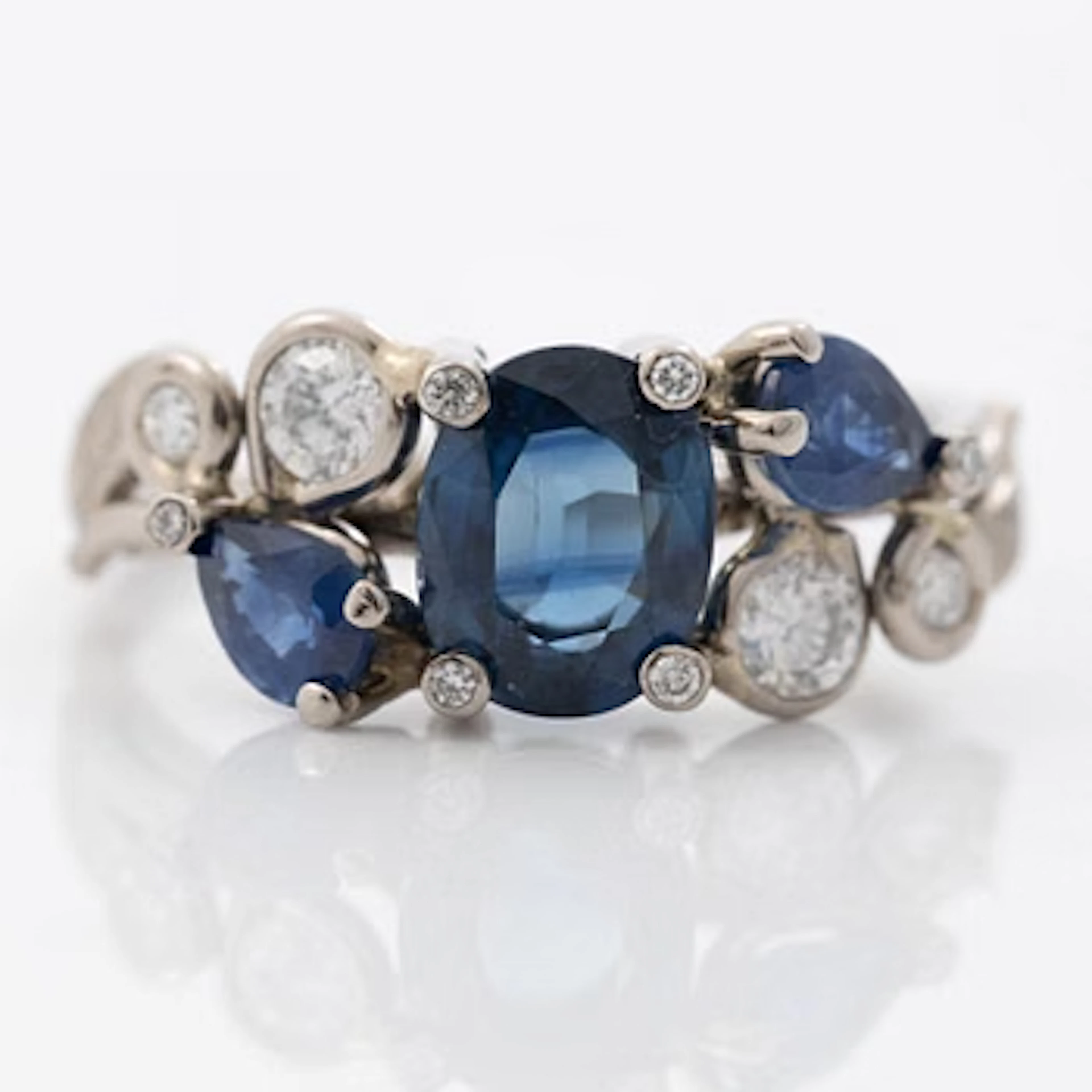 Ring, Mandelstam, 18K white gold with sapphires and brilliant-cut diamonds.