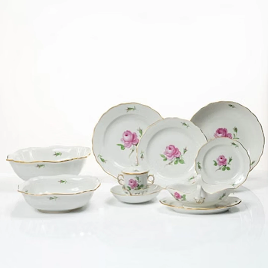 Meissen, A 55 piece "Meissen Rose" (Rote rose/Meissener rose) porcelain