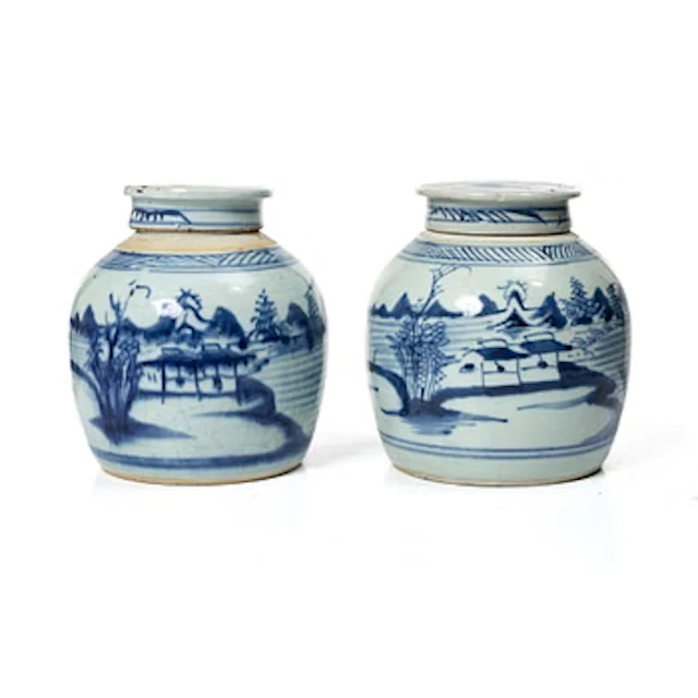 Two Chinese blue and white porcelain jars with cover, late Qing dynasty