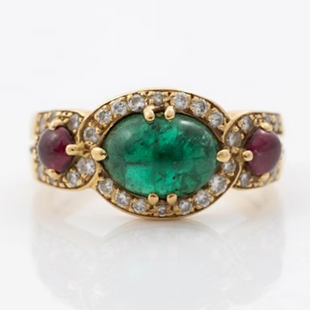 Ring in 18K gold with a cabochon-cut emerald and rubies, as well as