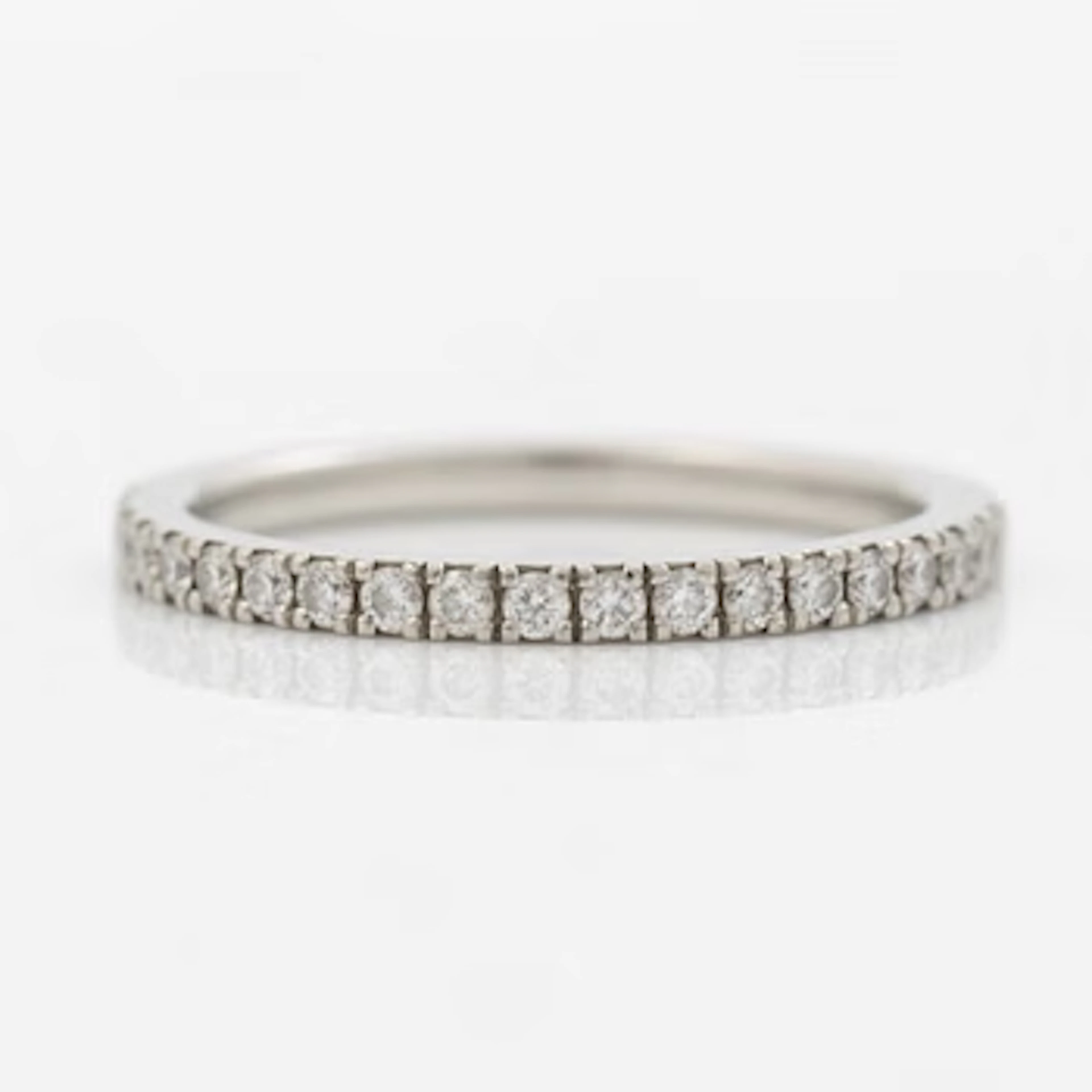 De Beers, platinum ring with brilliant-cut diamonds.