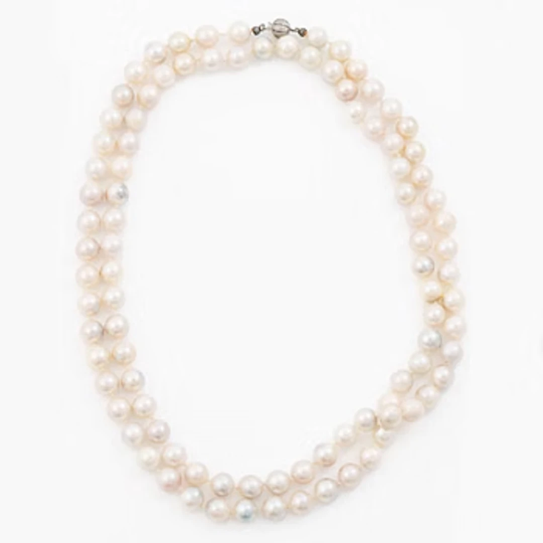 Cultured pearl necklace, silver clasp.