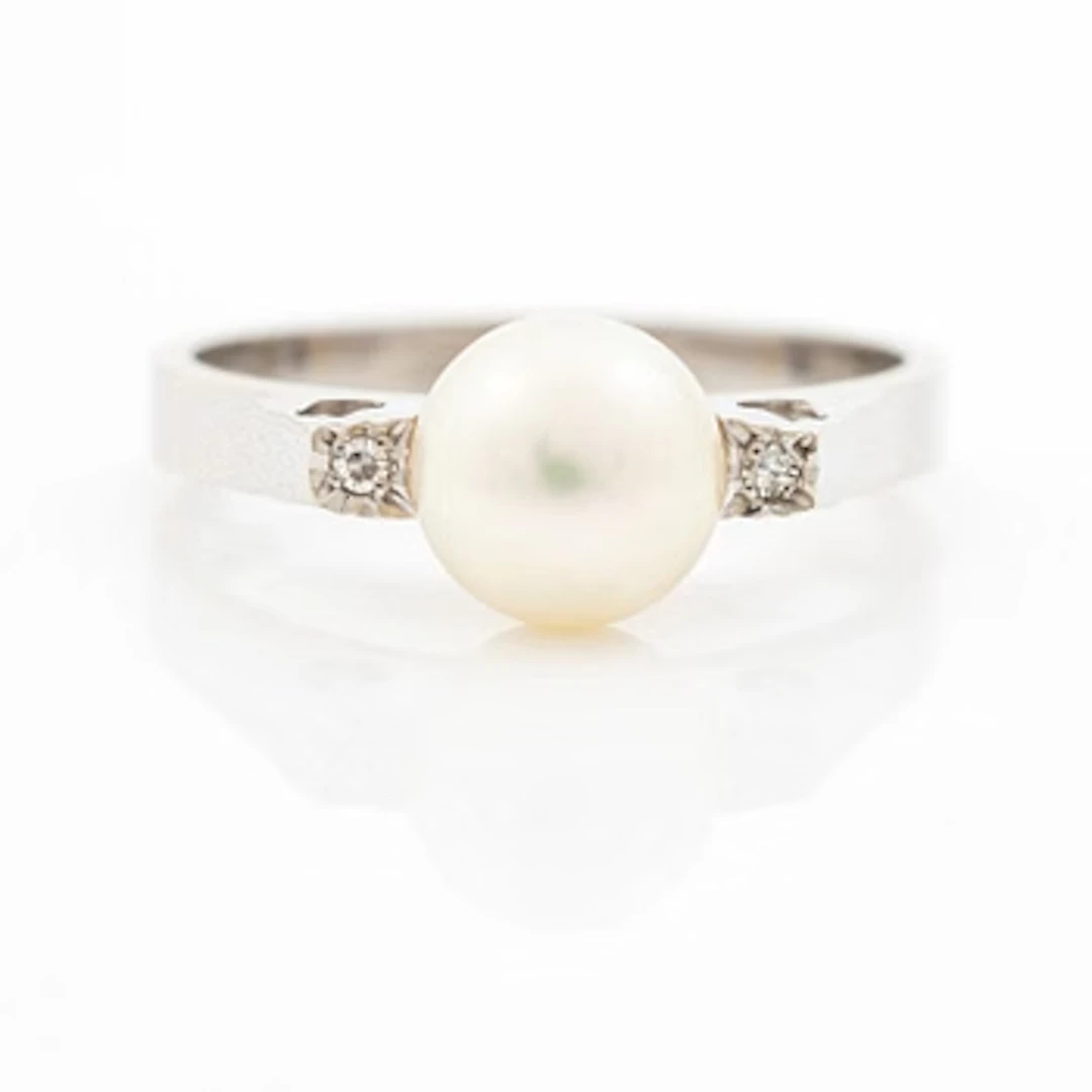18K white gold ring with cultured pearl and octagonal-cut diamonds.