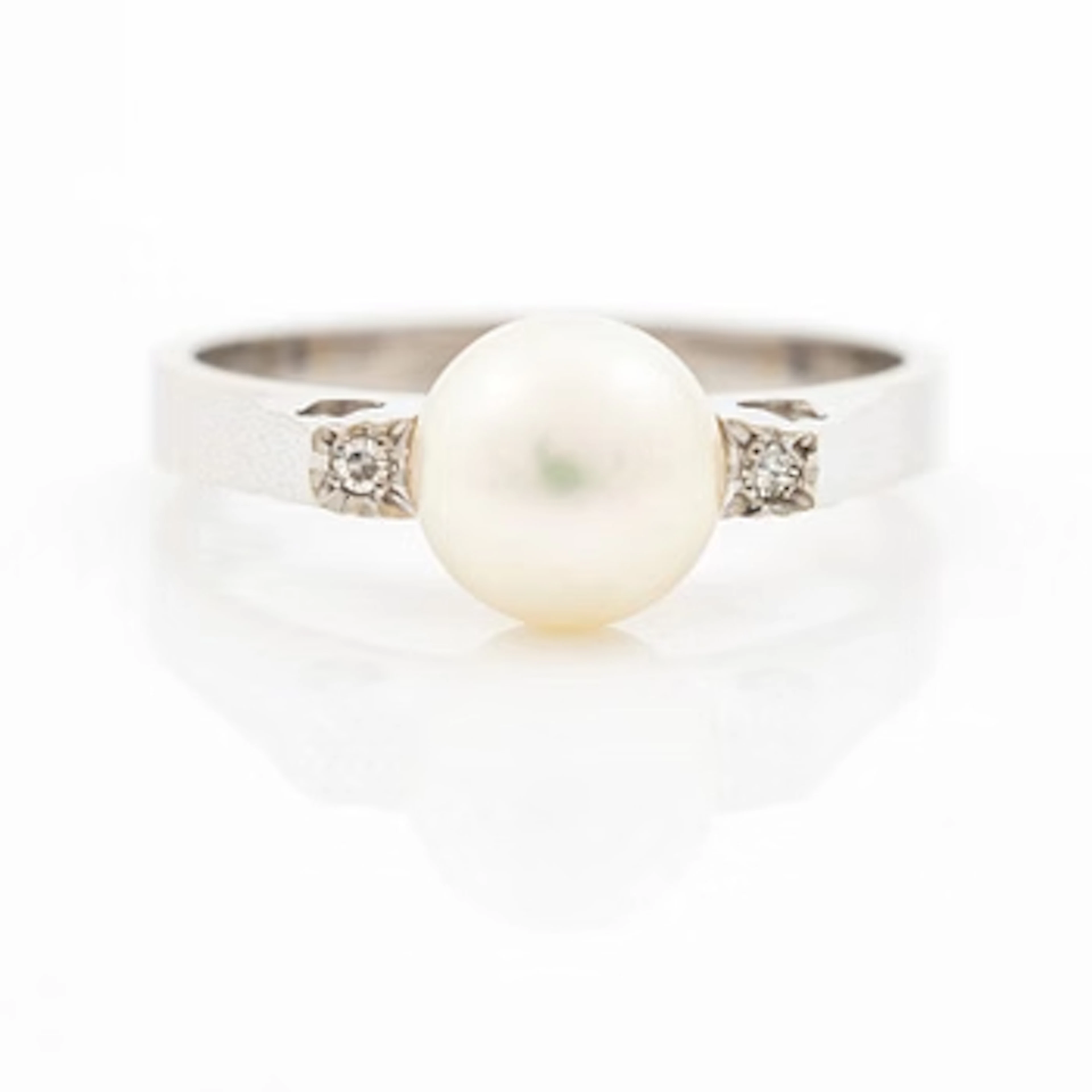 18K white gold ring with cultured pearl and octagonal-cut diamonds.