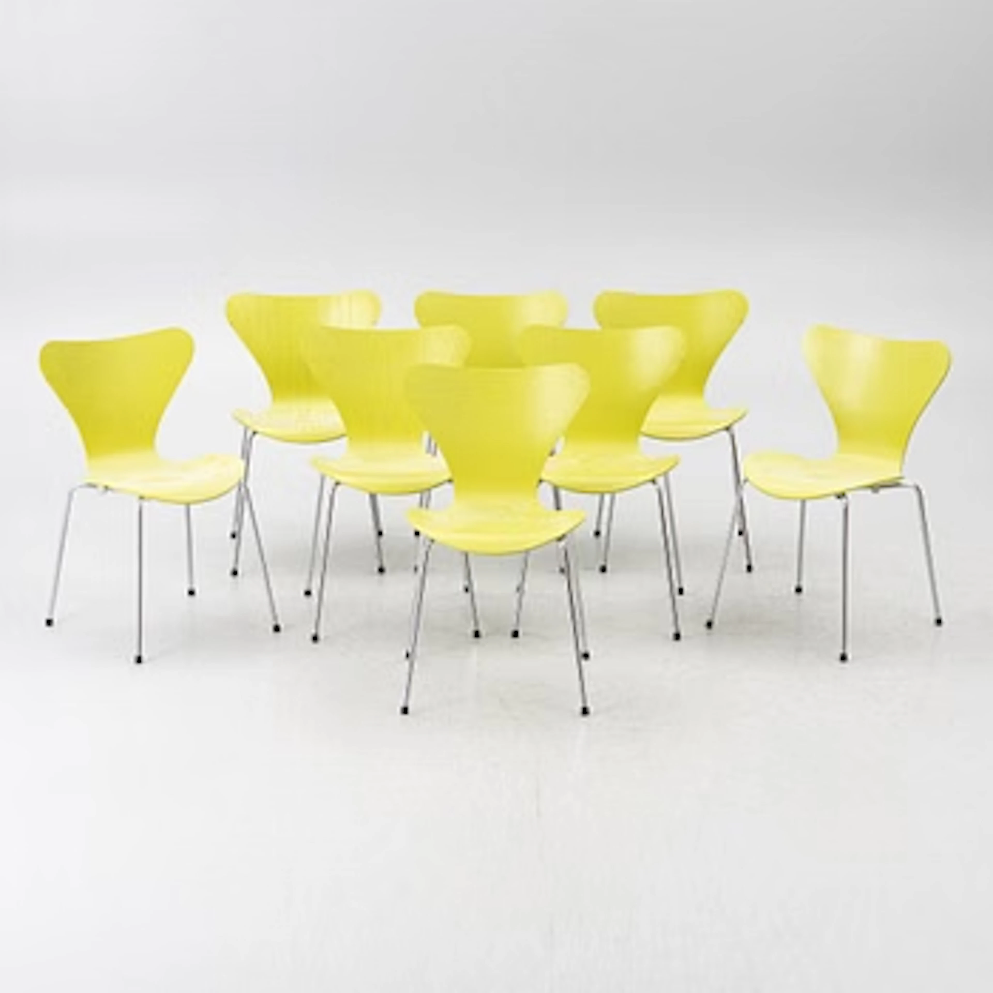 Arne Jacobsen, 8 chairs, “The Series 7”, Fritz Hansen, 2002.