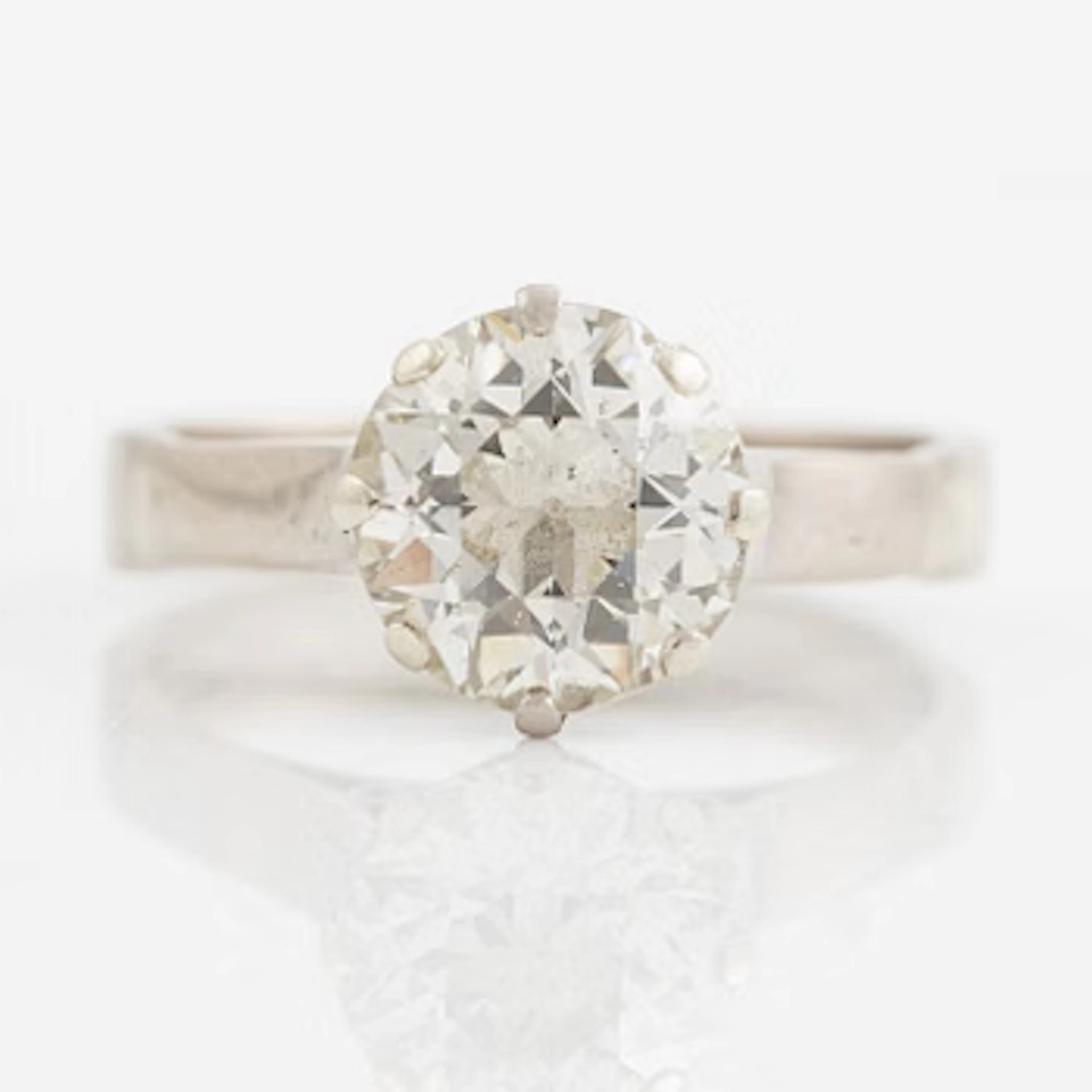 Ring in 18K white gold set with an old-cut diamond weighing 2.63 ct.