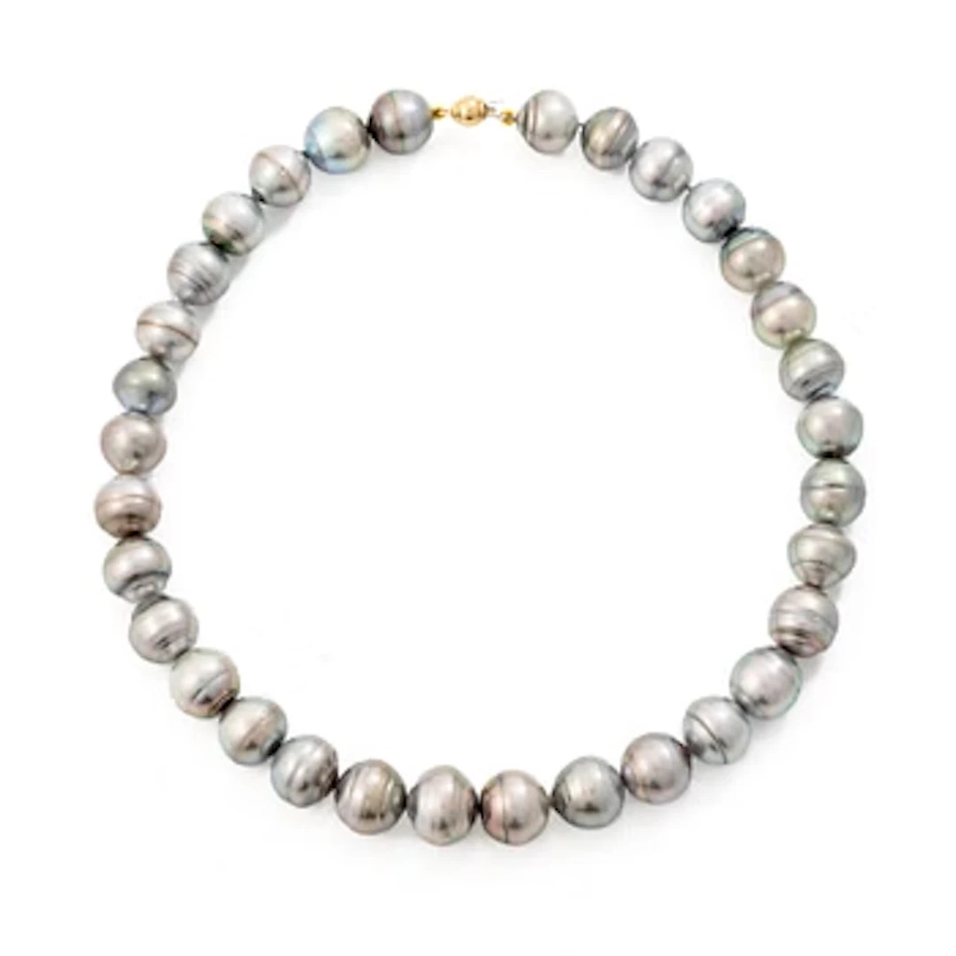 Necklace with cultured baroque Tahitian pearls and an 18K gold clasp.