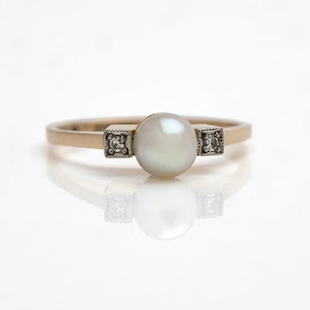 18K gold ring with a cultured pearl and diamonds, Axel Bergman Stockholm 1958.