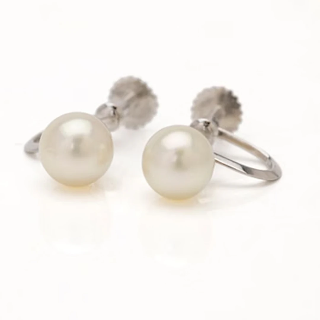 18K white gold earrings with cultured pearls.