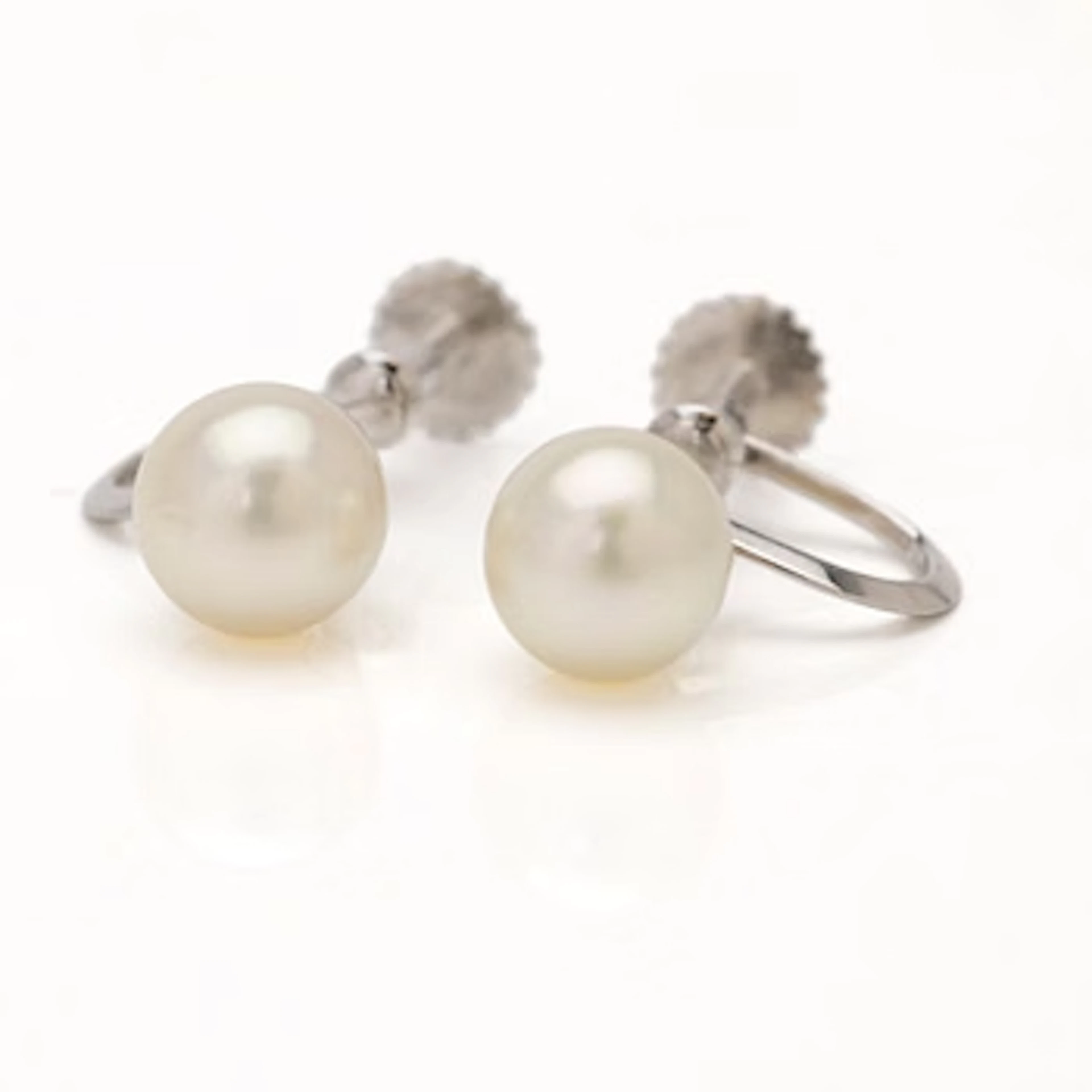 18K white gold earrings with cultured pearls.