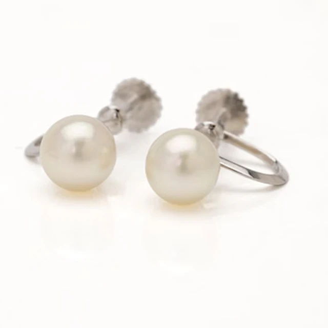 18K white gold earrings with cultured pearls.