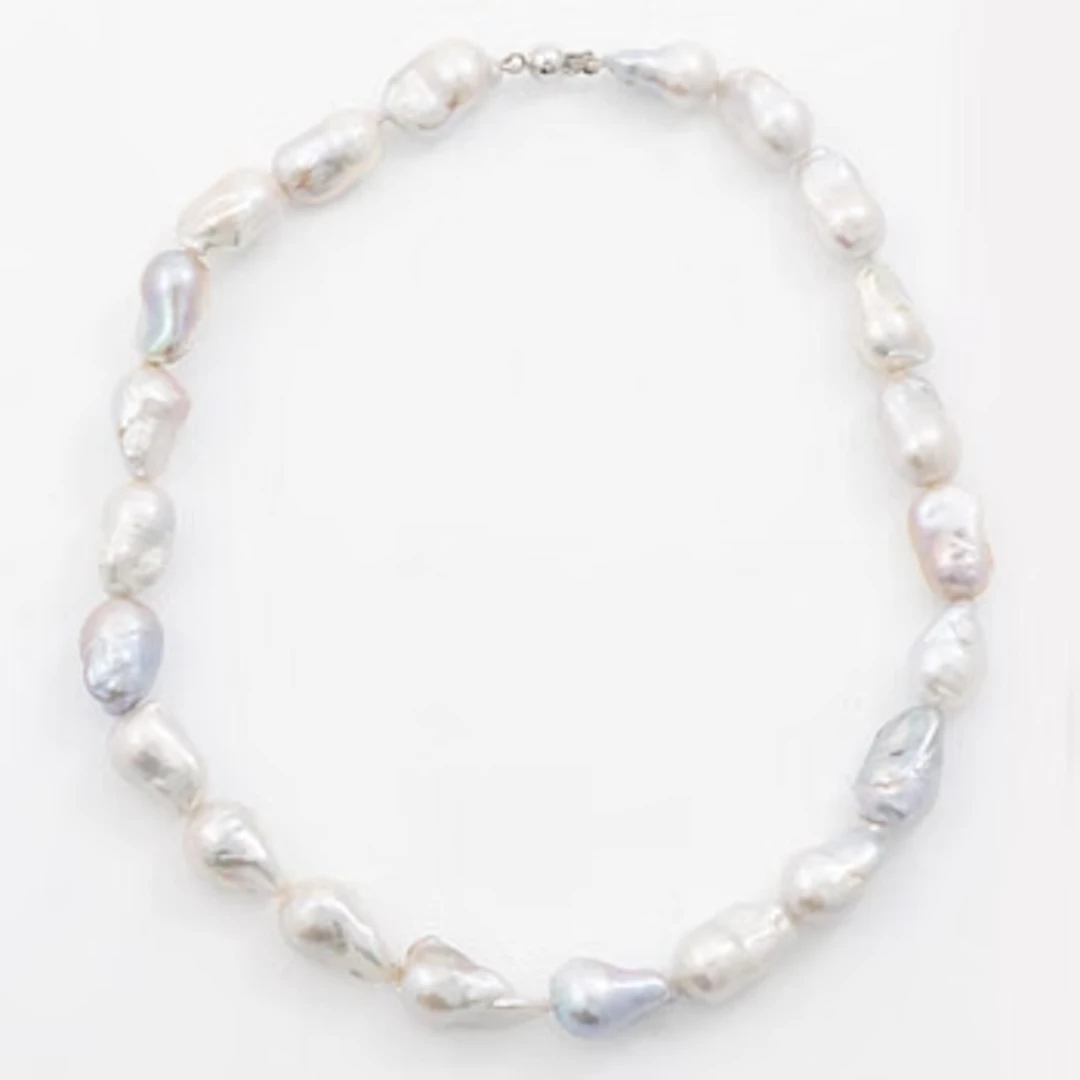 Necklace with cultured baroque freshwater pearls and an 18K white gold clasp.