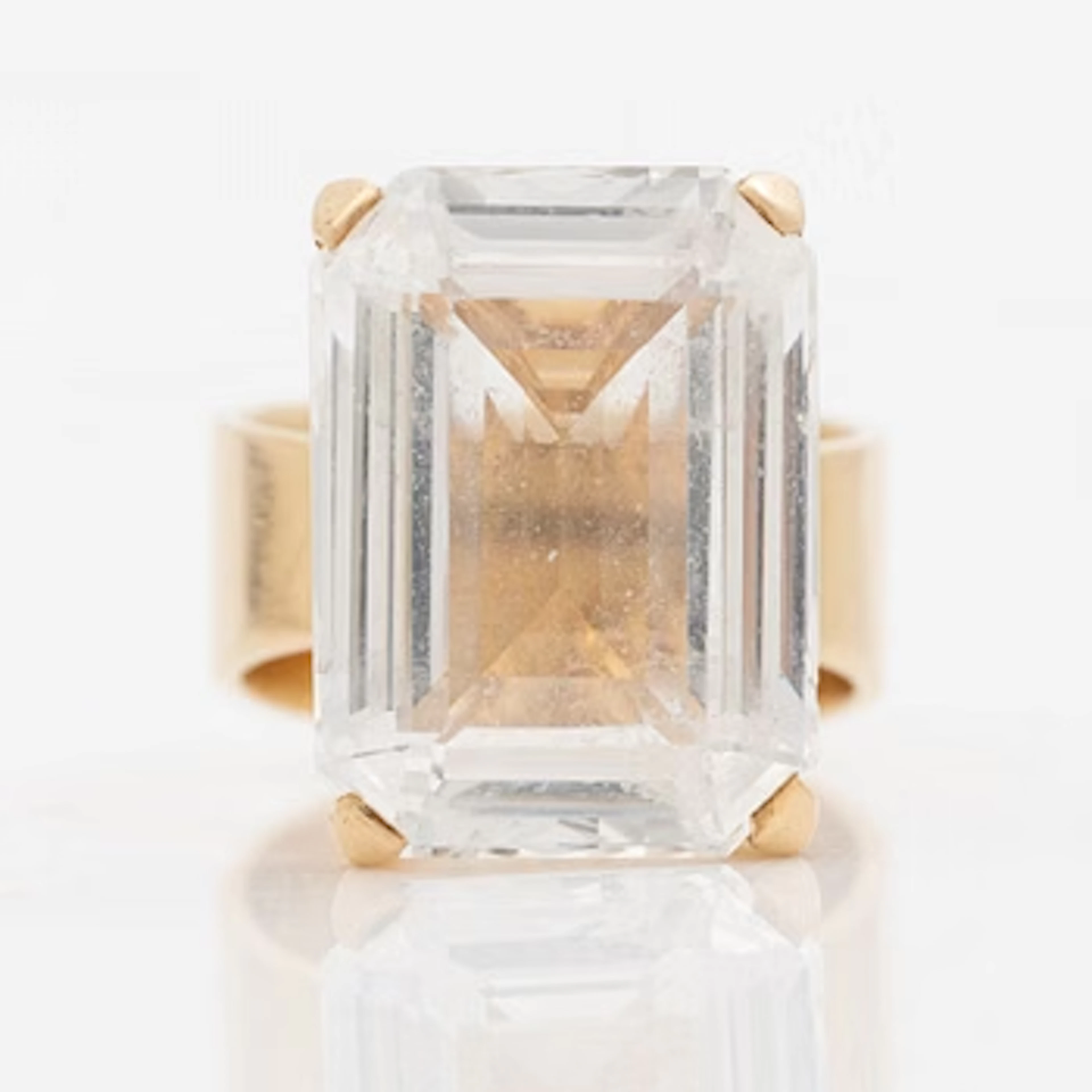 Ring, cocktail ring by Jarl Sandin, 18K gold with a white faceted