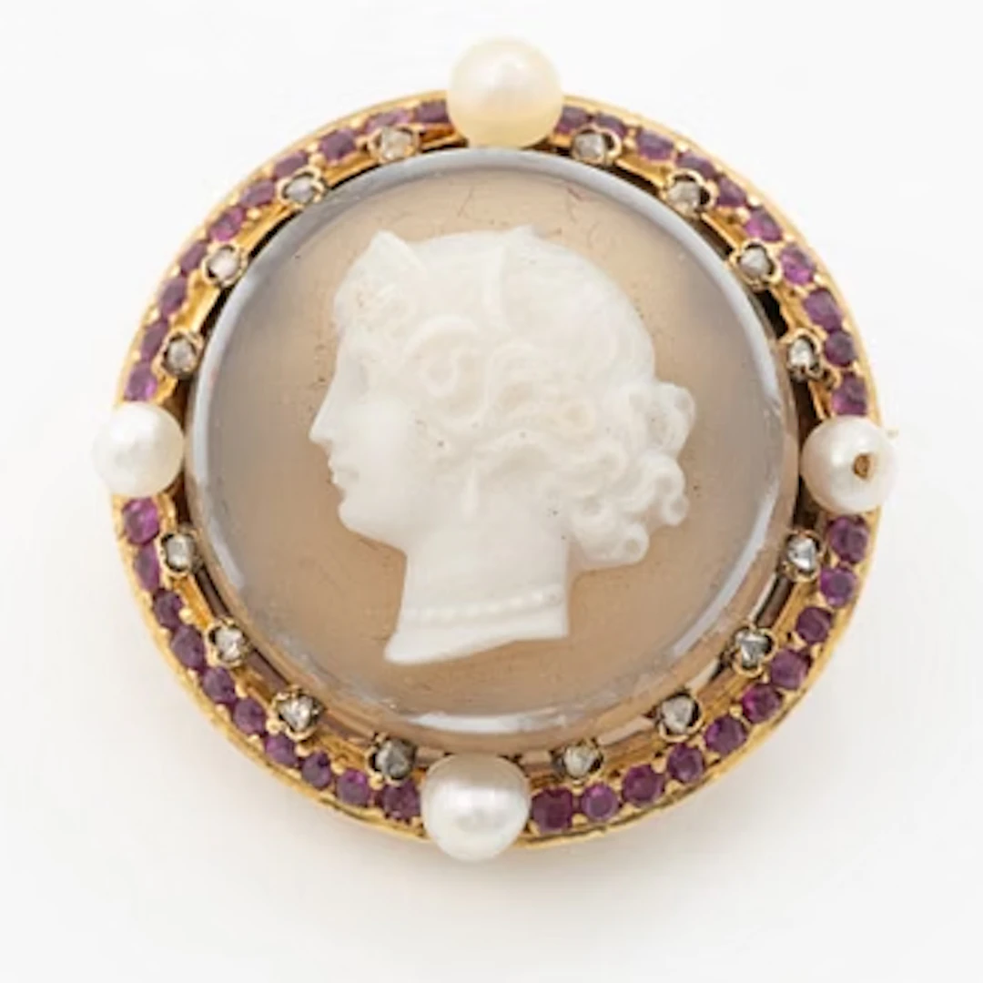 18K gold brooch with intaglio cameo, rubies, pearls and rose-cut diamonds.
