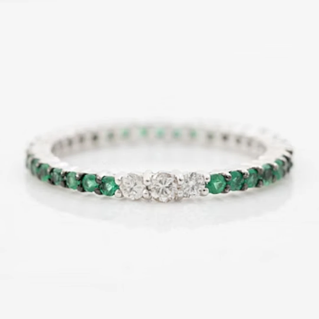 Ring in 18K white gold with brilliant-cut diamonds and emeralds.