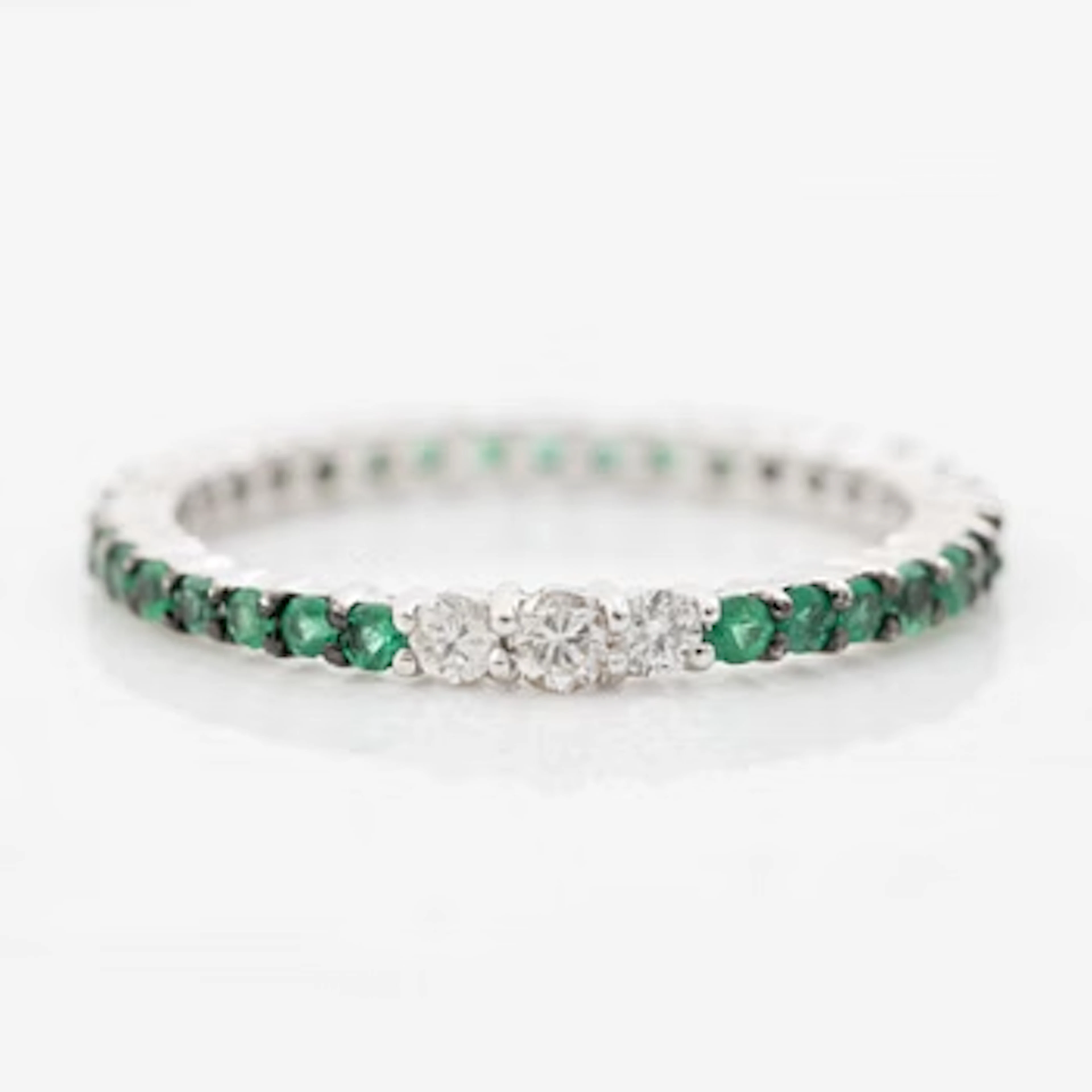 Ring in 18K white gold with brilliant-cut diamonds and emeralds.