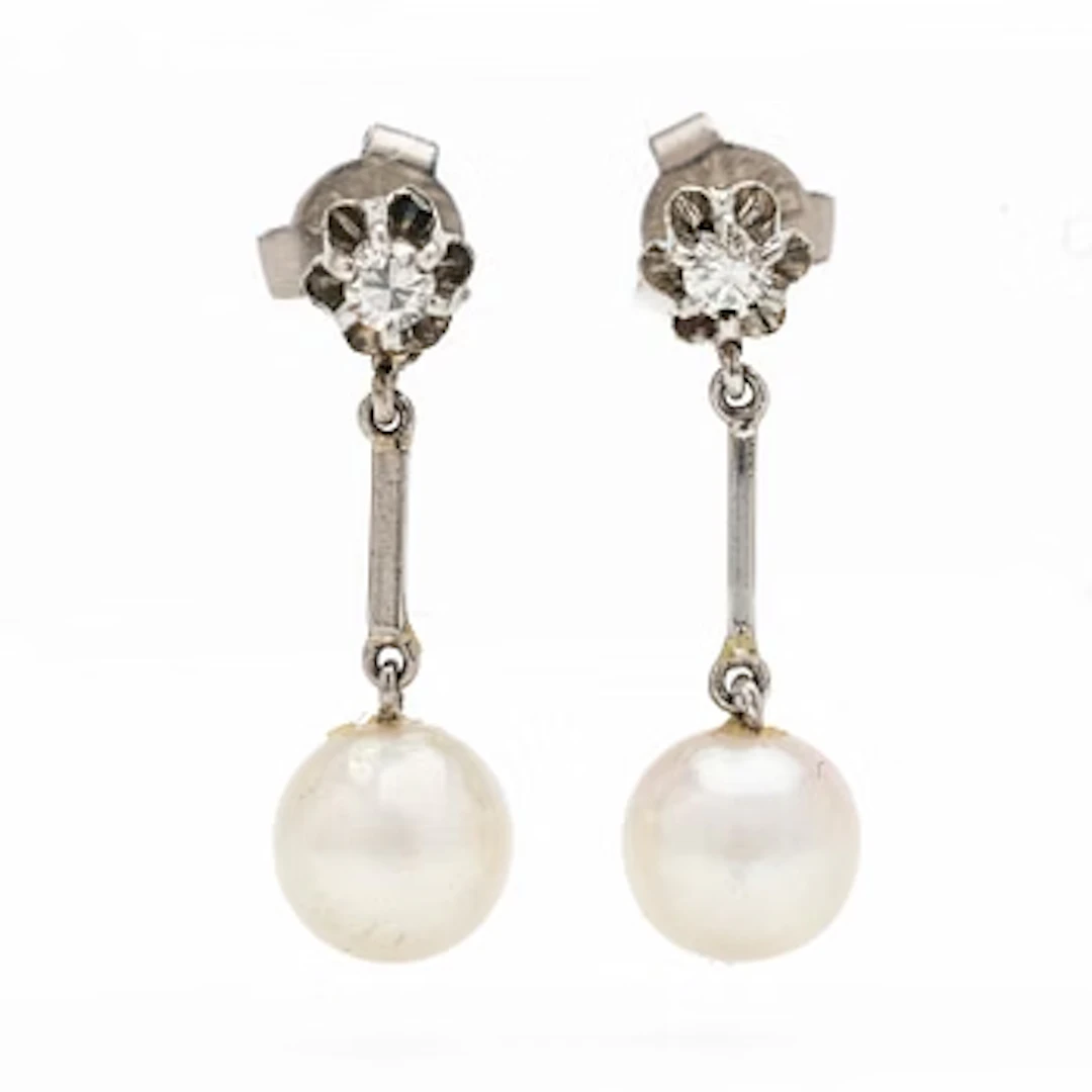 18K white gold earrings with cultured pearls and diamonds.